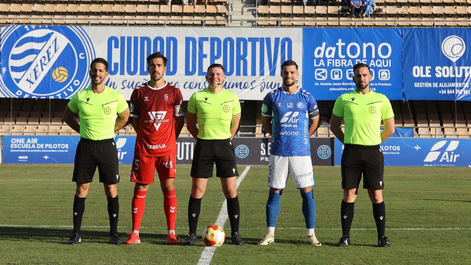 Rafa Parejo y Carrasca, capitanes de Xerez DFC y Antoniano, posan con el trio arbitral.