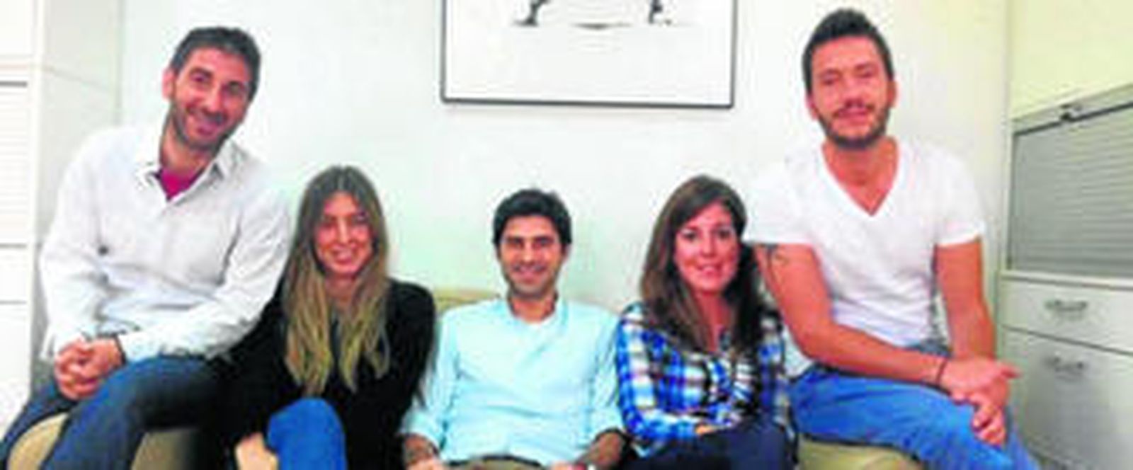 Cuatro de los trabajadores de Sizemenow en su sede. En el centro, Alejandro Parias, uno de los socios fundadores.