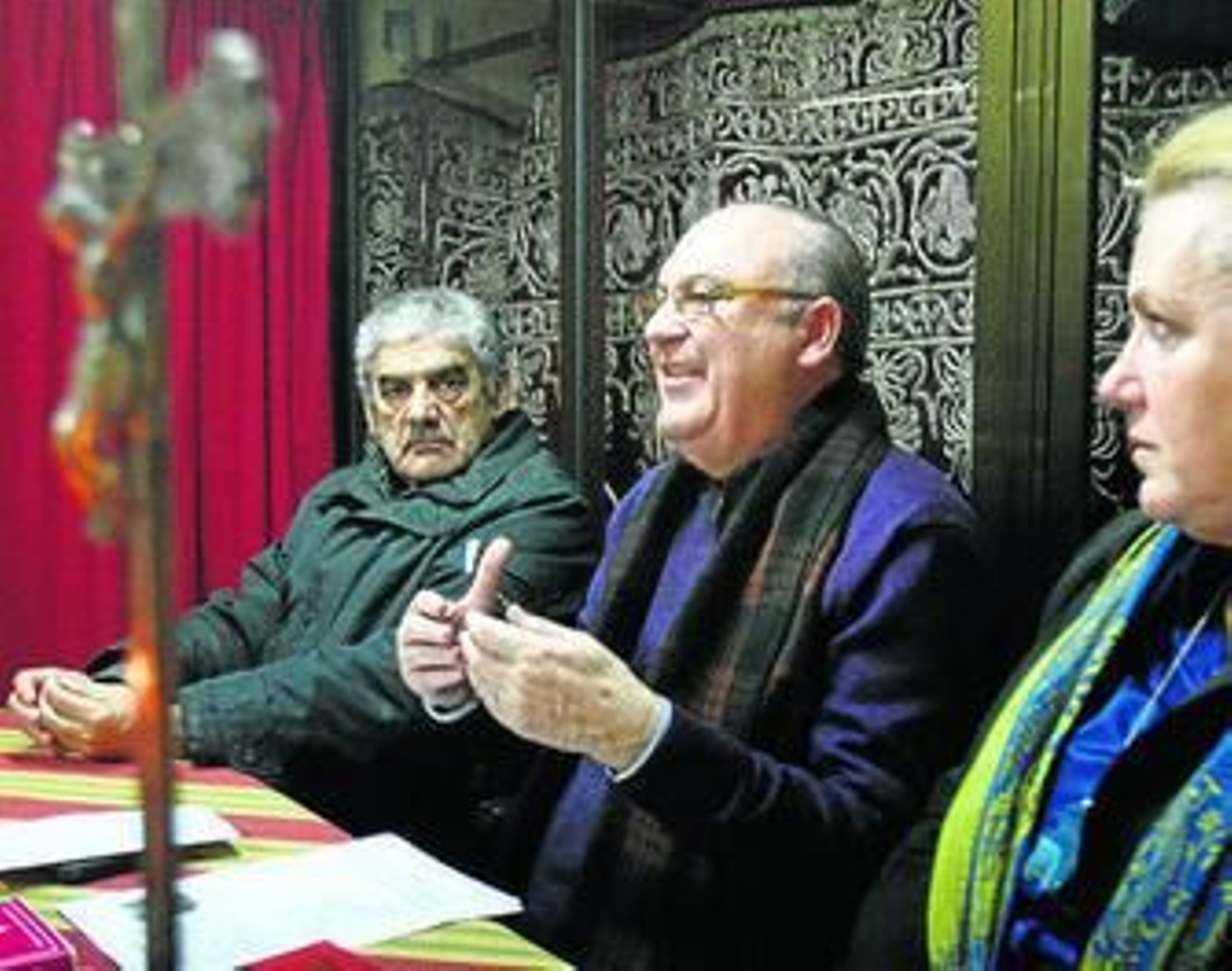 Diego Capado, en el centro, en una charla sobre los evangelios apócrifos en la Hermandad de la Oración.