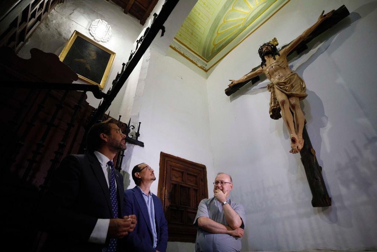 Imagen de la visita de los representantes de la Junta en Granada al Crucificado de Mena de la Iglesia de Santa Ana de Granada