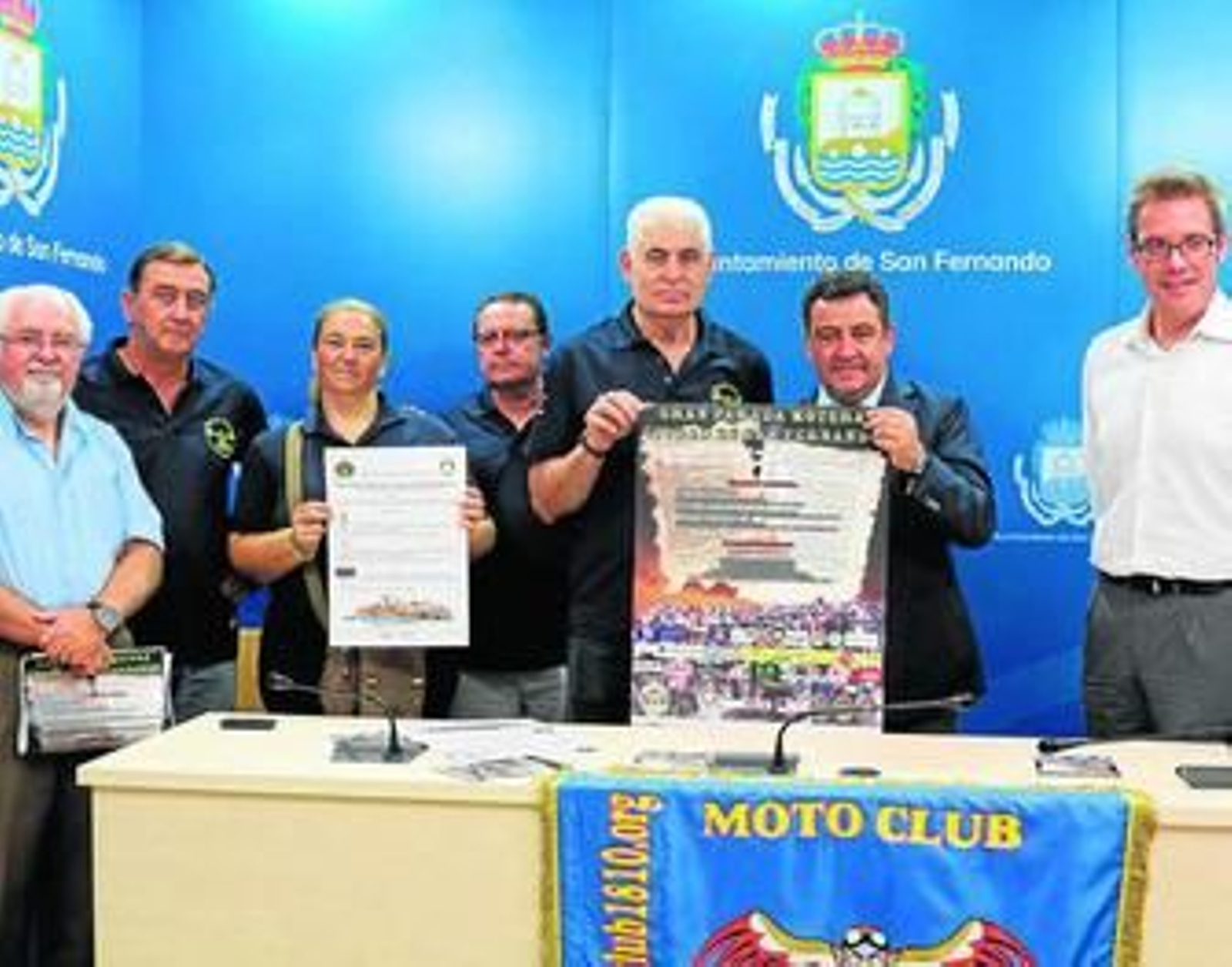 El alcalde posa junto a integrantes del Motoclub 1810 y Daniel Nieto.