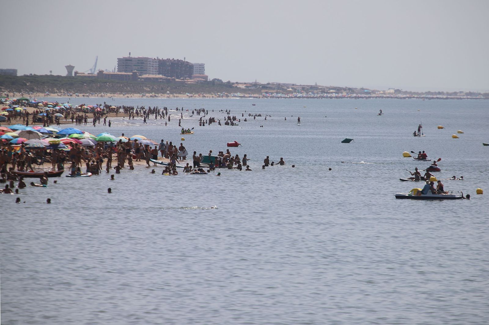 Imágenes del caluroso fin de semana en las playas de Huelva
