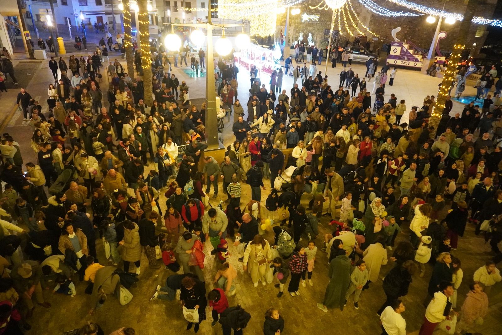 Imágenes de la cabalgata de Carboneras: más de 1.700 caramelos repartidos