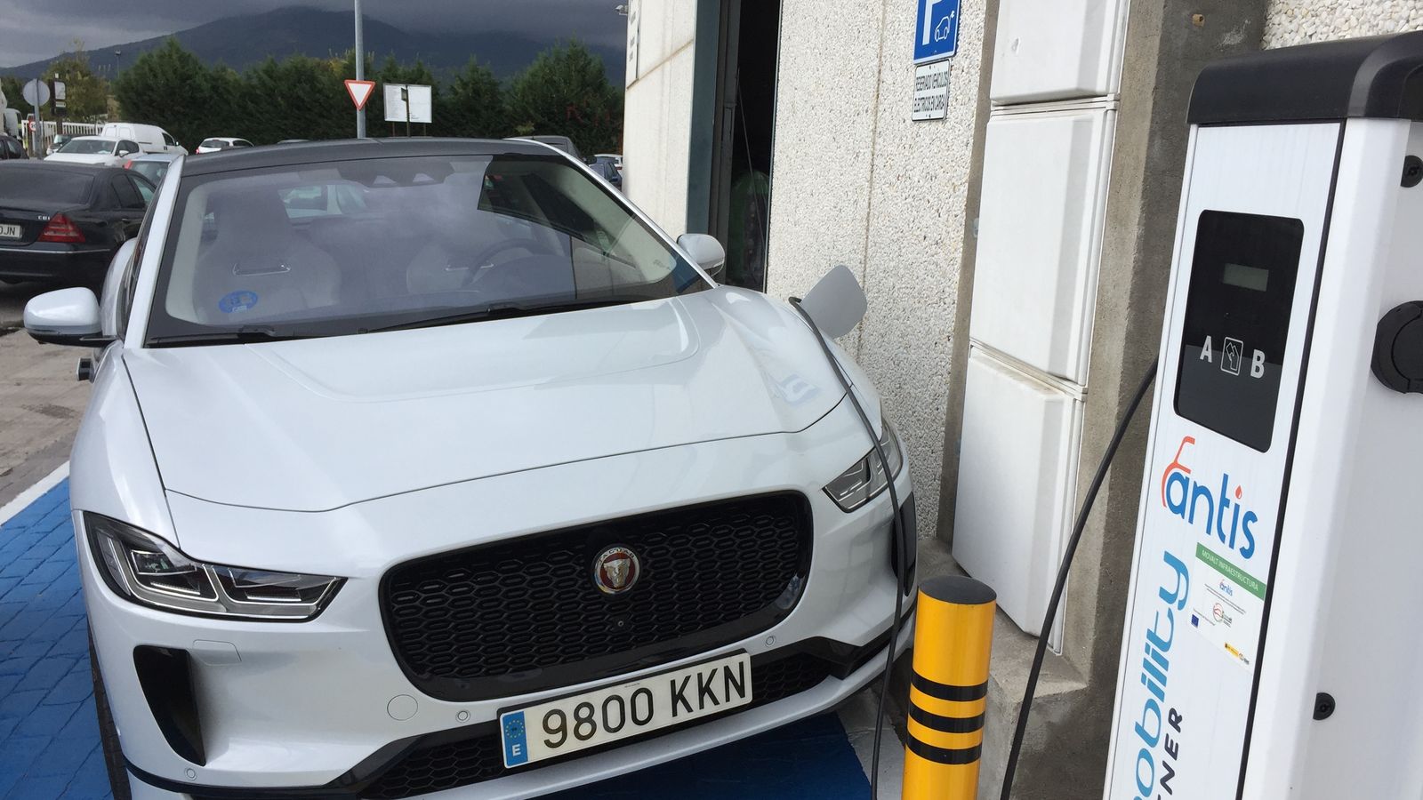 Los eléctricos, incluso si son grandes SUV, permiten rebajar la cuenta de CO2 de las marcas.