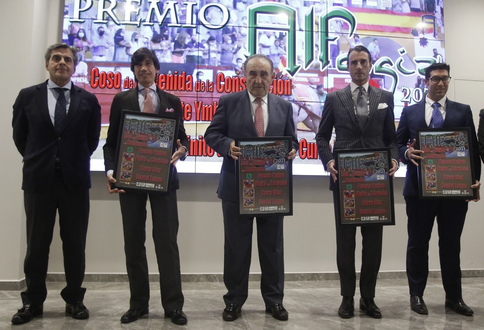 Foto de familia con los galardonados.