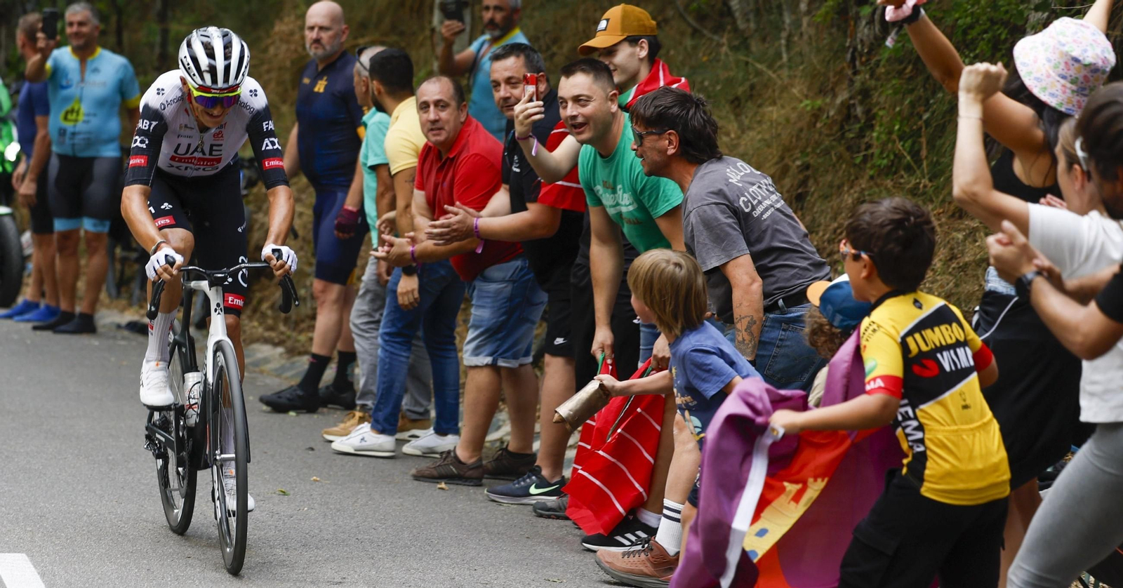 Marc Soler, camino de su triunfo en solitario en la decimocuarta etapa de la Vuelta ciclista a España.