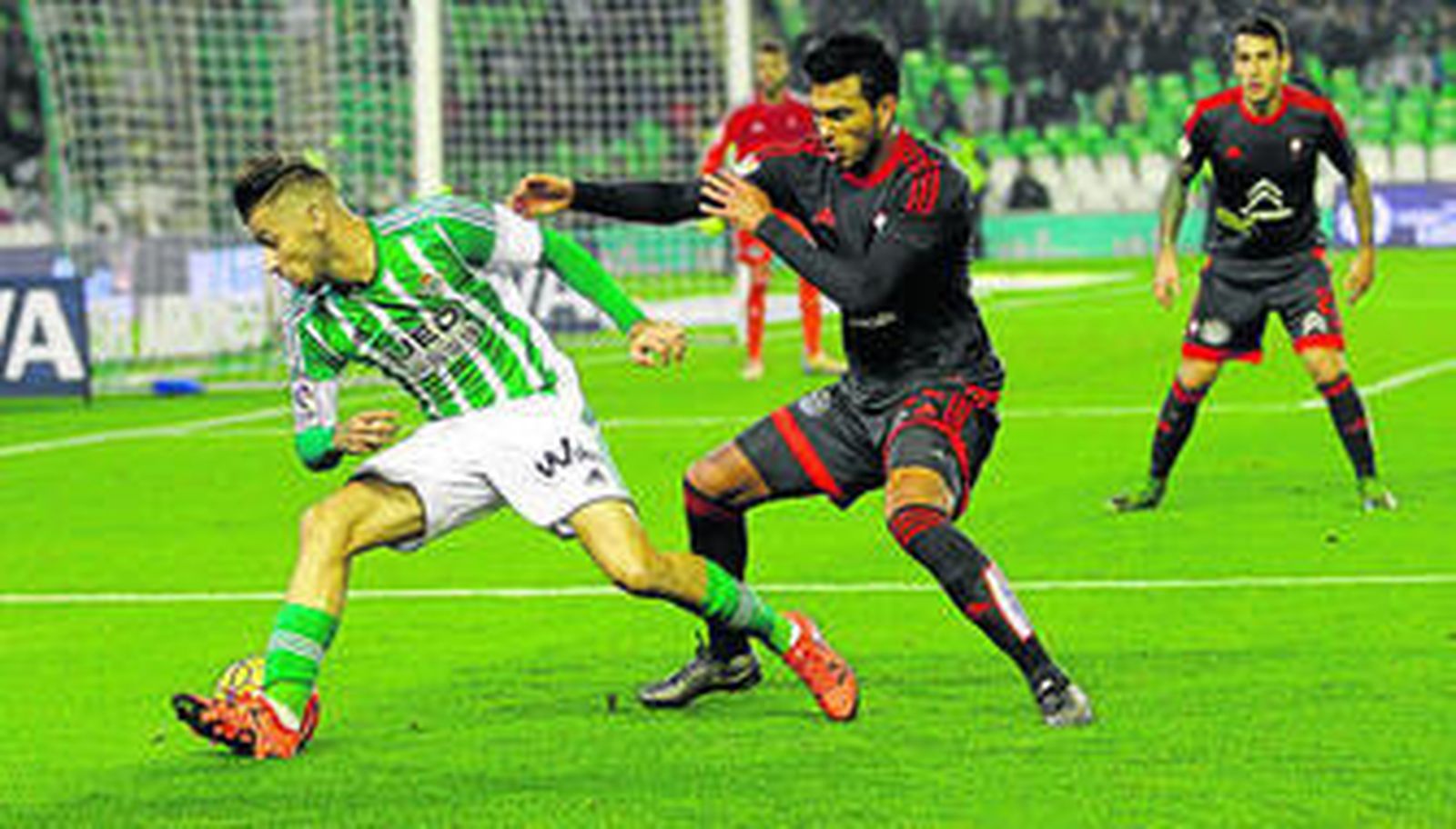 Vadillo se gira sobre sí mismo y regatea con el exterior de su pie derecho al central argentino Cabral, del Celta.