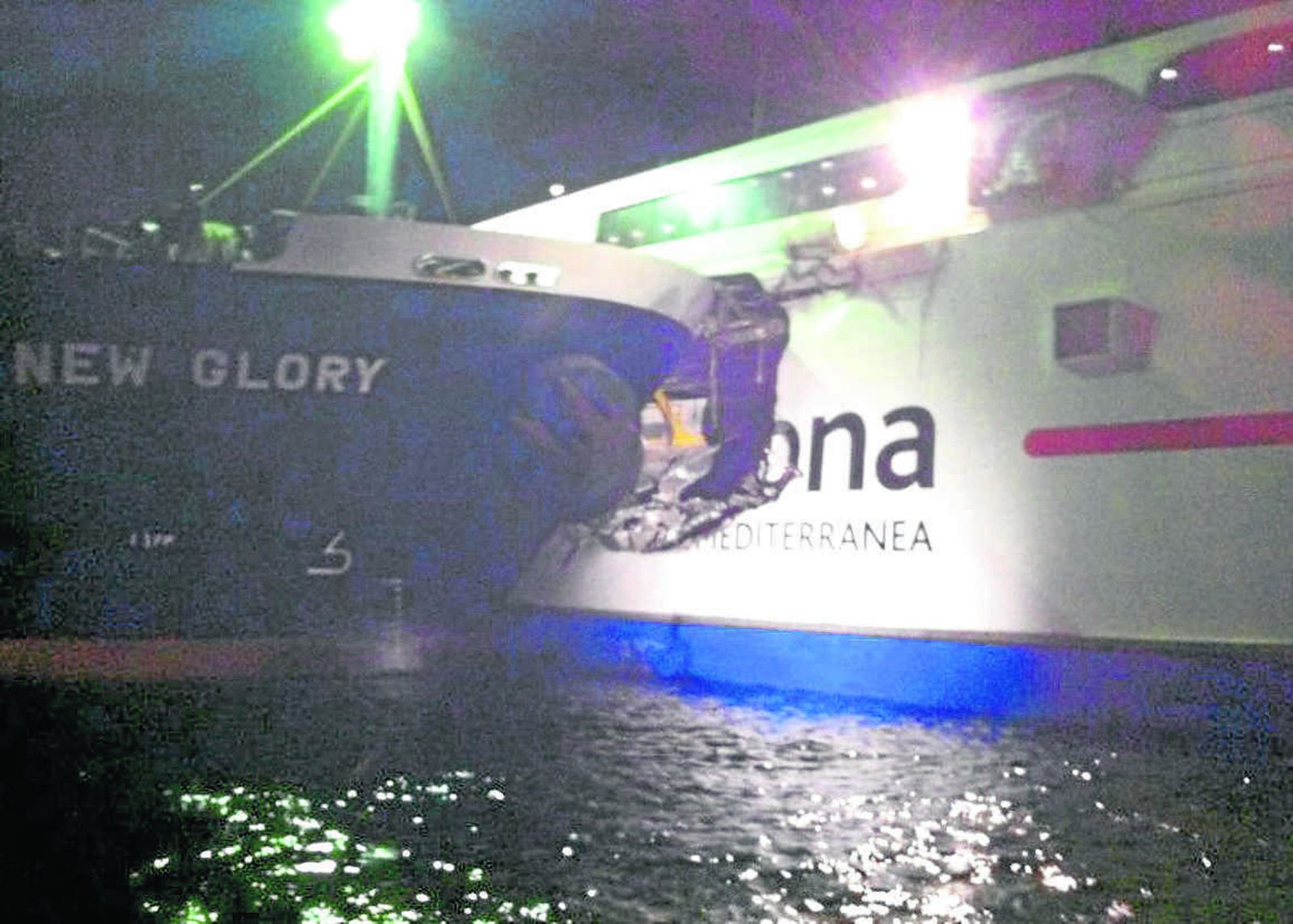 El ‘New Glory’ y el ‘Milenium Dos’, tras el abordaje, en enero de 2012.