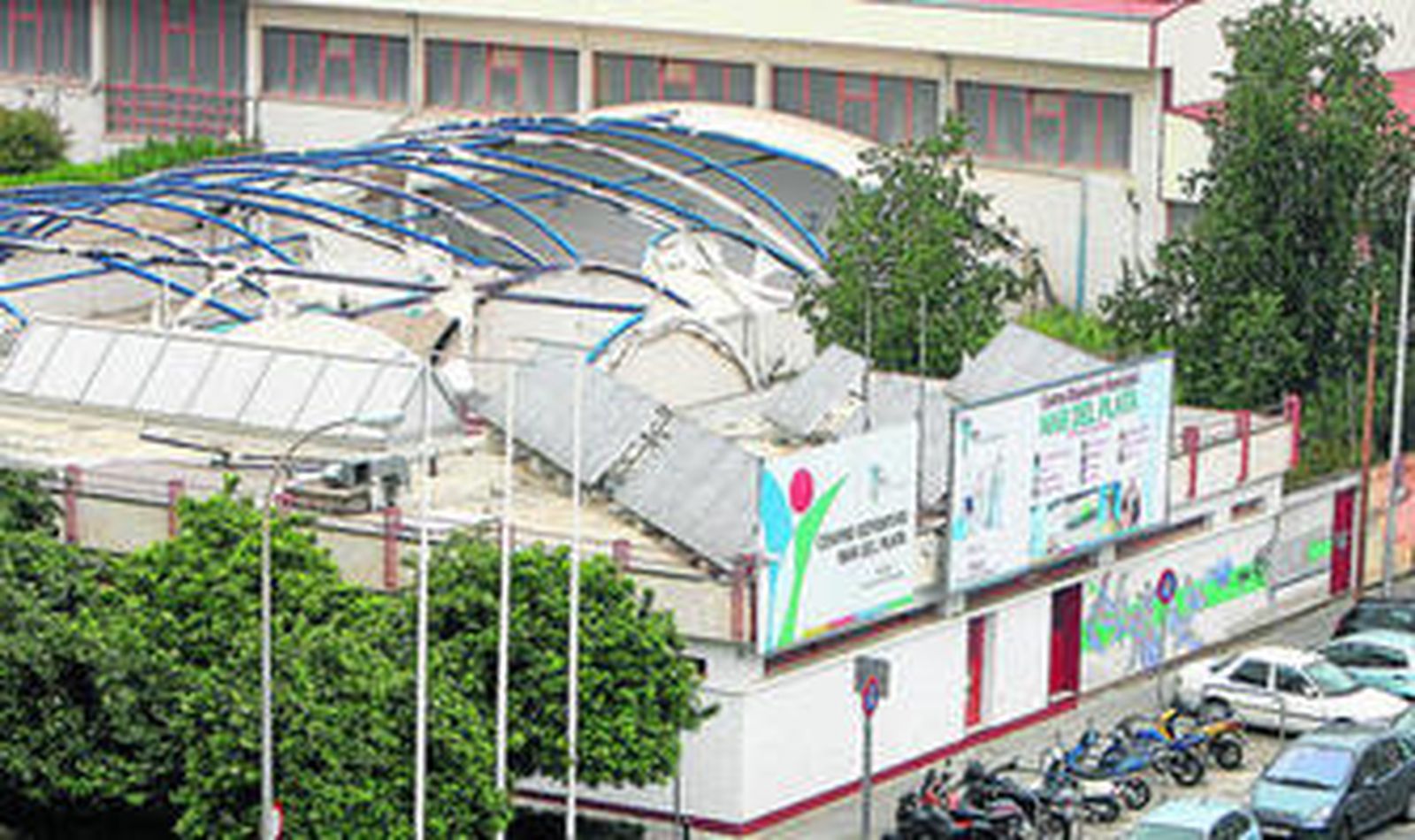 La cubierta de la piscina de Mar del Plata, completamente destrozada.