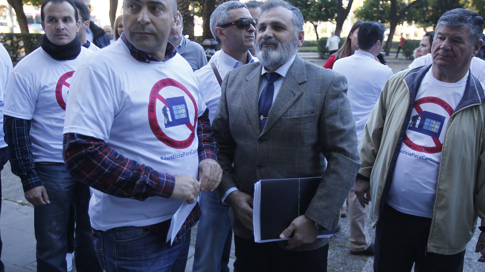 Casimiro Villegas, de traje, saluda a compañeros suyos que se manifestaron en su apoyo el pasado lunes.