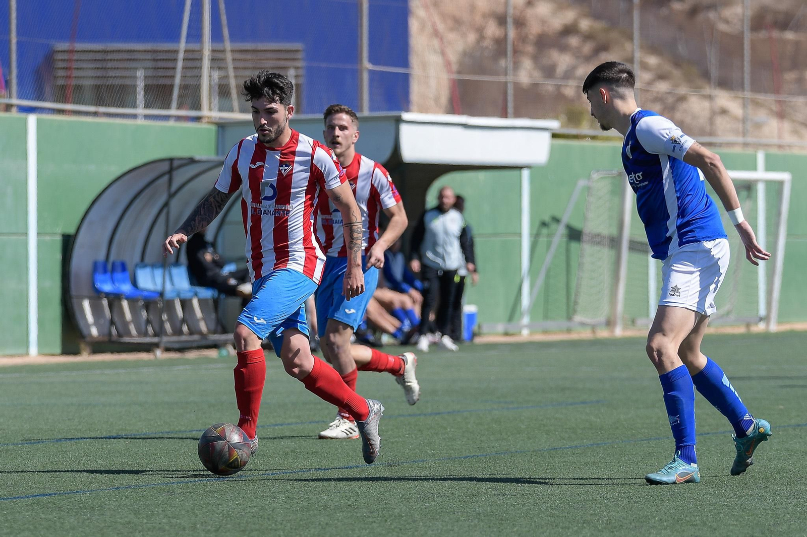 Álvaro Cruz conduce el balón ante la presión de un rival en el encuentro de la pasada jornada.