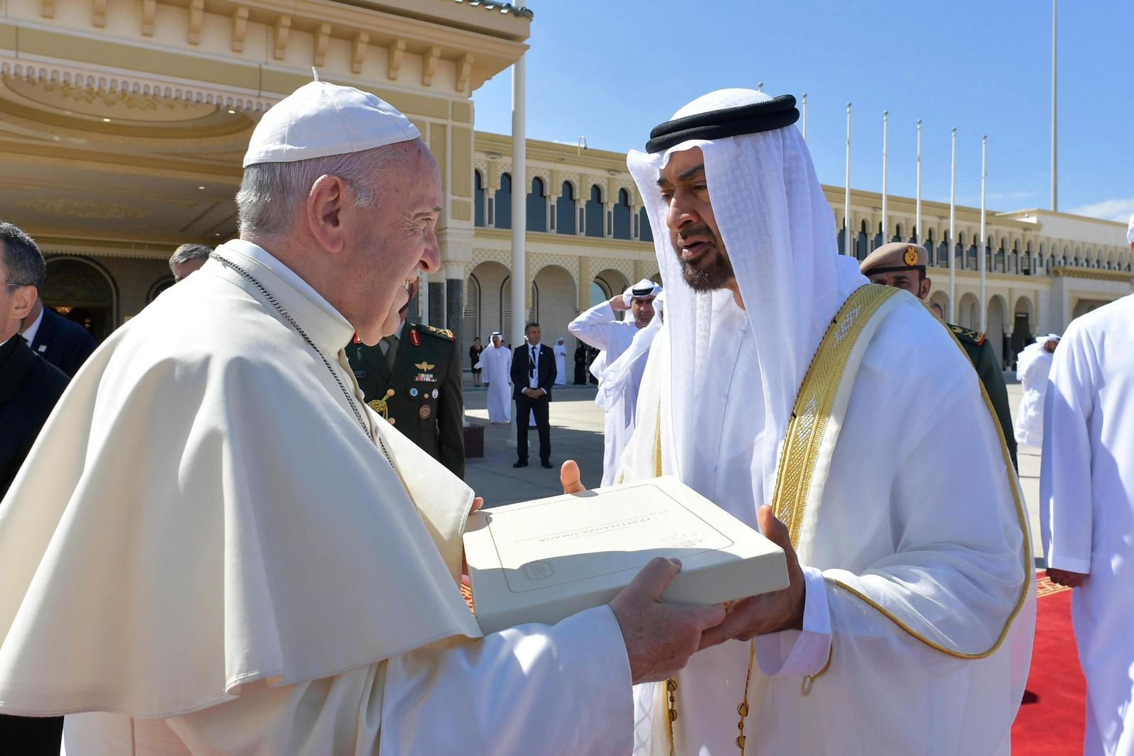 El Papa se despide del príncipe heredero de Abu Dabi, Mohamed ben Zayed al Nahyan.