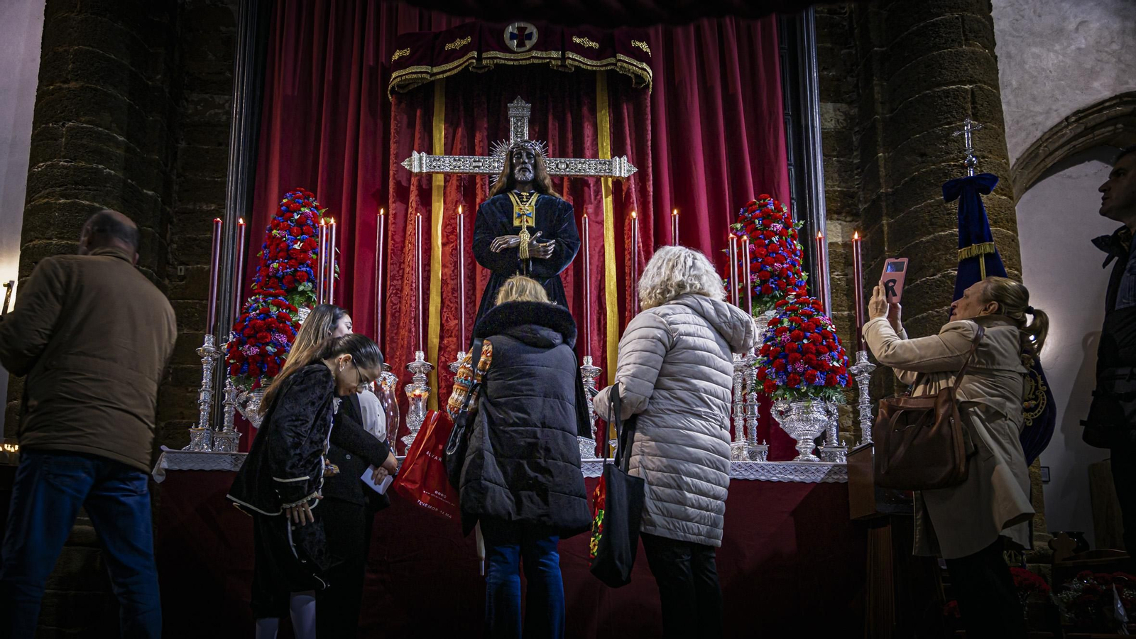 Las imágenes del besapié del primer viernes de marzo al Medinaceli en la Iglesia de Santa Cruz de Cádiz
