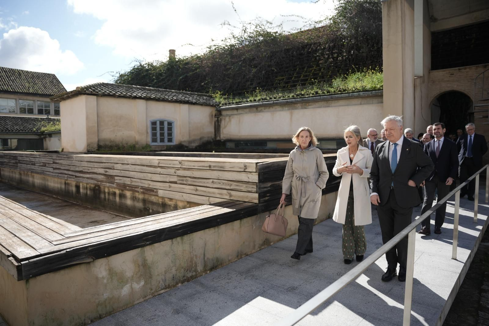 La consejera de Cultura, Patricia del Pozo, durante la visita al IAPH.
