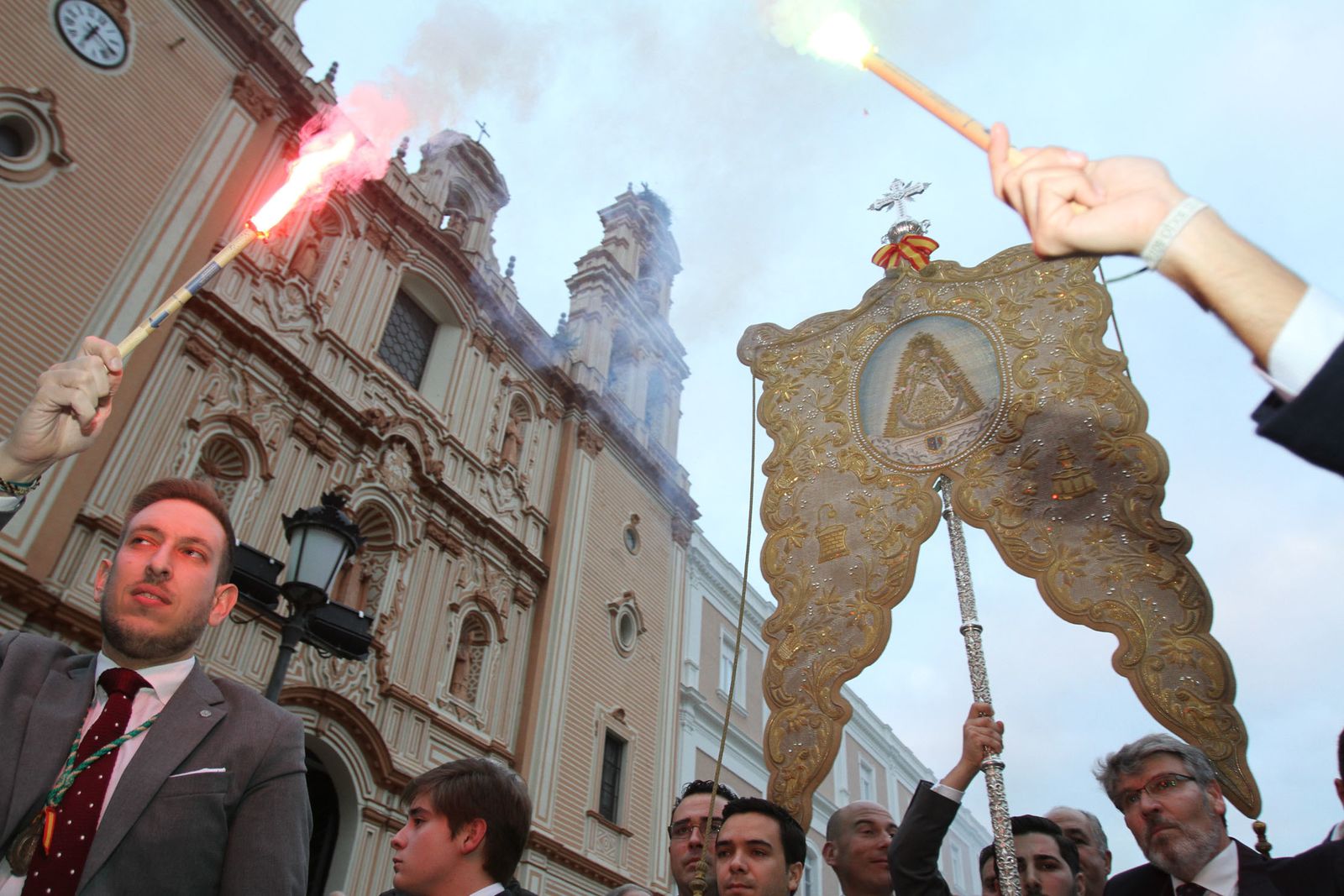 El Simpecado de Almonte estuvo por primera vez en la Santa Iglesia Catedral de Huelva, el primer templo de la Diócesis.El Simpecado de Almonte estuvo por primera vez en la Santa Iglesia Catedral de HUelva, el primer templo de la Diócesis.
