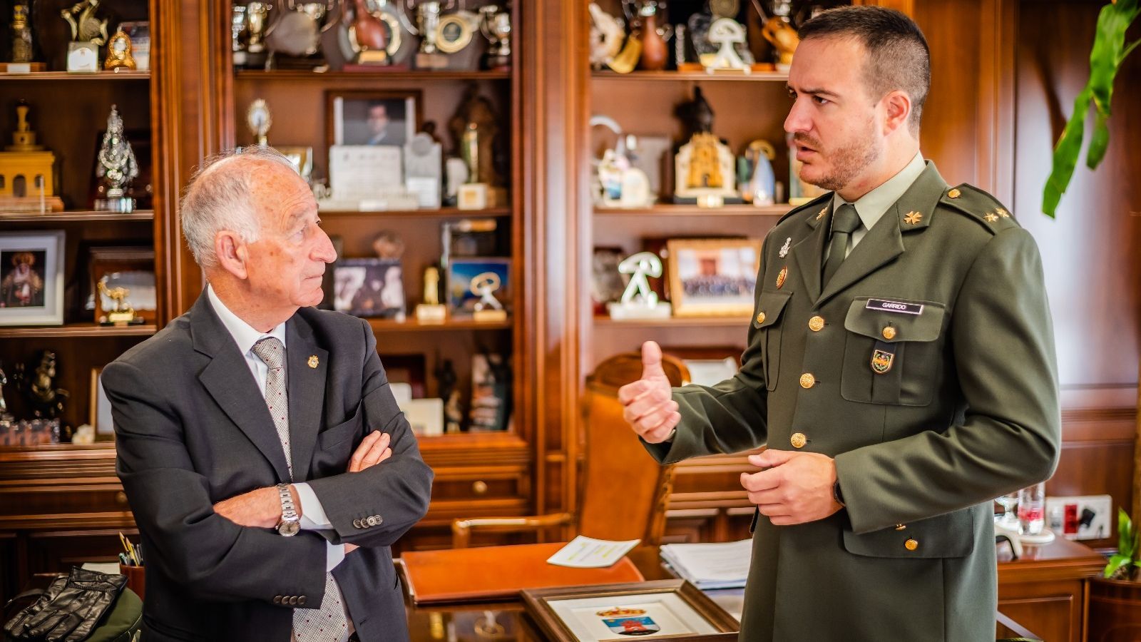 Gabriel Amat y el teniente Garrido durante el acto.