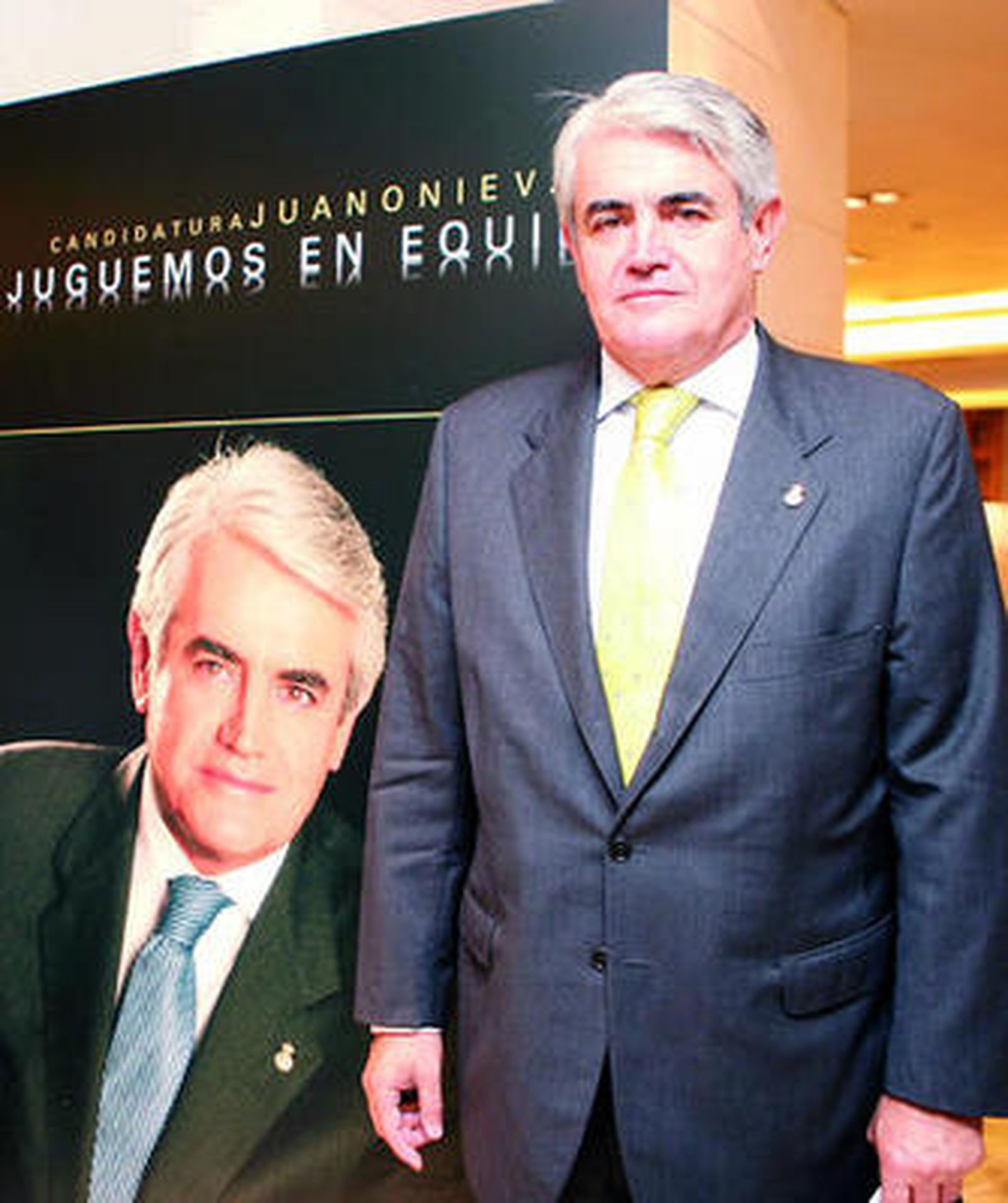 Juan Onieva, con el cartel de su candidatura detrás.