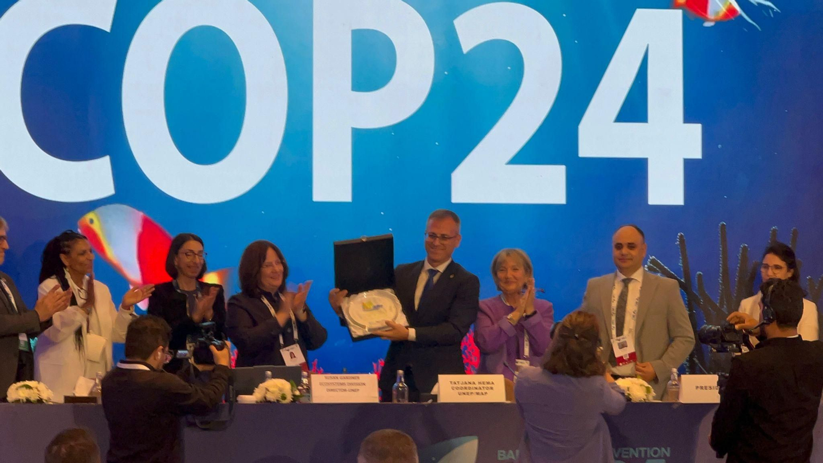 El concejal Antonio Urdiales, recogiendo el galardón en Egipto.