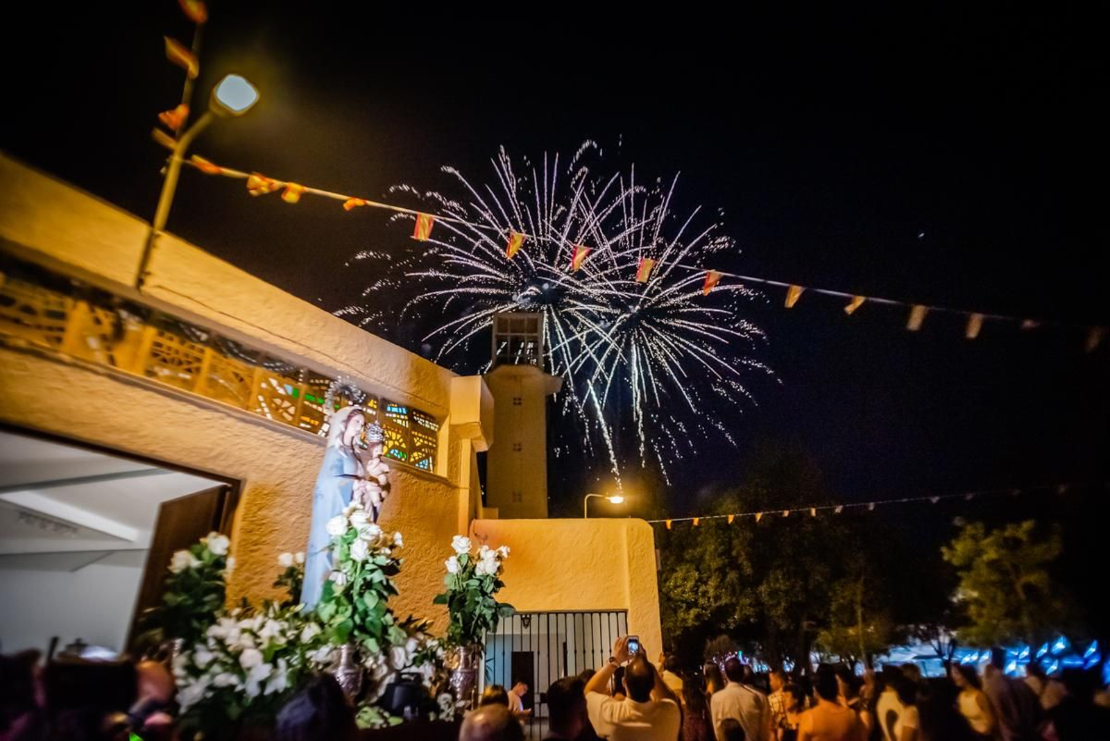 Fuegos artificales en la recogida de la imagen de la Virgen en la barriada de El Solanillo. Fuegos artificales en la recogida de la imagen de la Virgen en la barriada de El Solanillo.