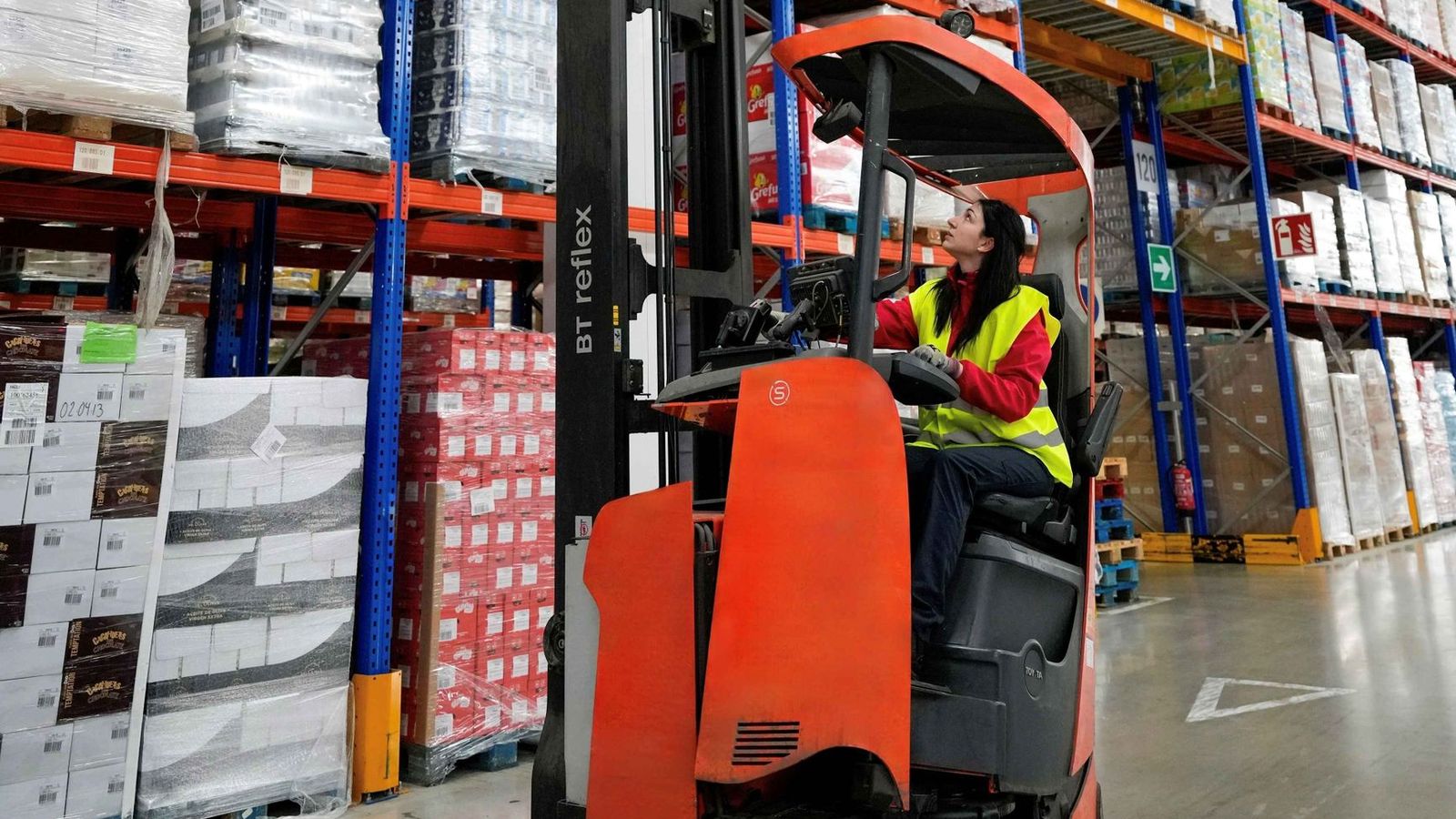 Una trabajadora de Grupo Dia en uno de sus almacenes.