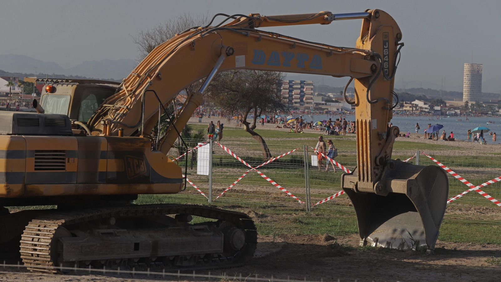 Fotos de los preparativos para el trasvase de arena en la playa de El Rinconcillo en Algeciras