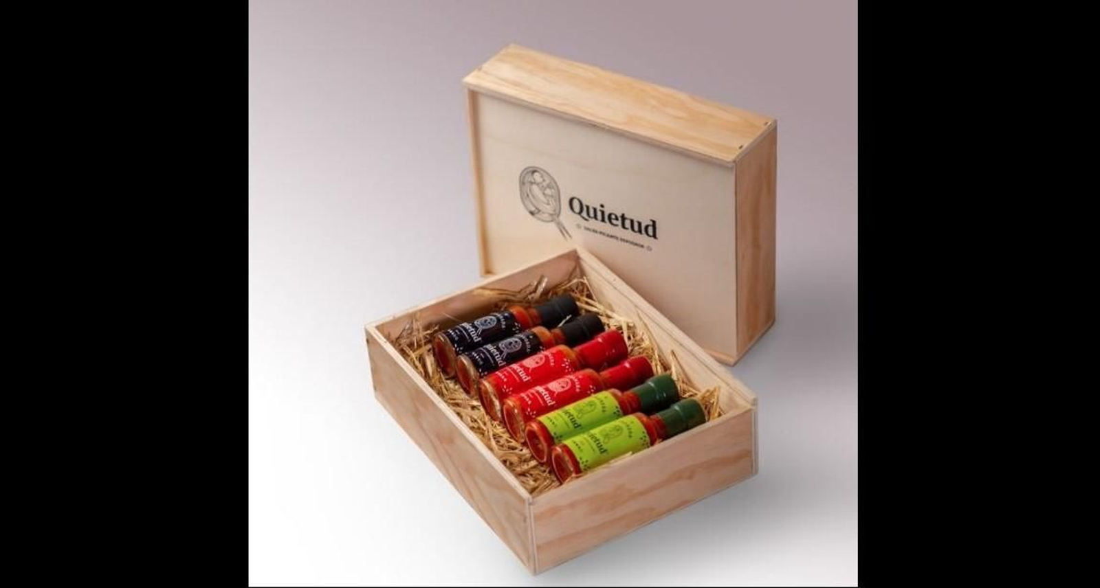 Estuche de salsas picantes de la marca Quietud. Estuche de salsas picantes de la marca Quietud.