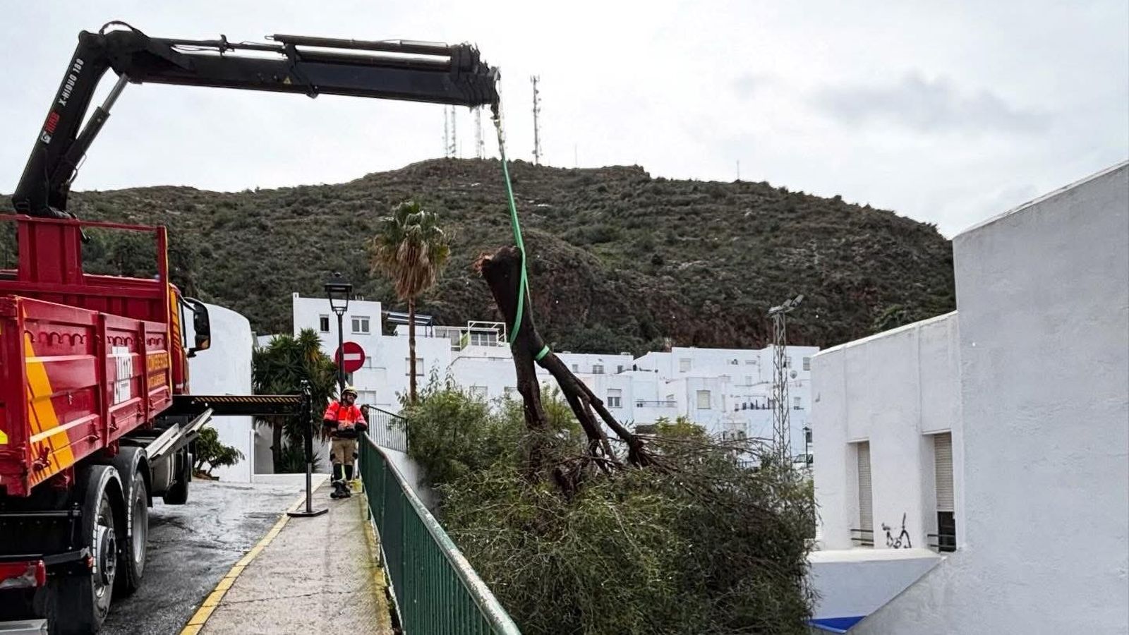 Los operarios municipales se encargaron de solucionar algunas de las incidencias.