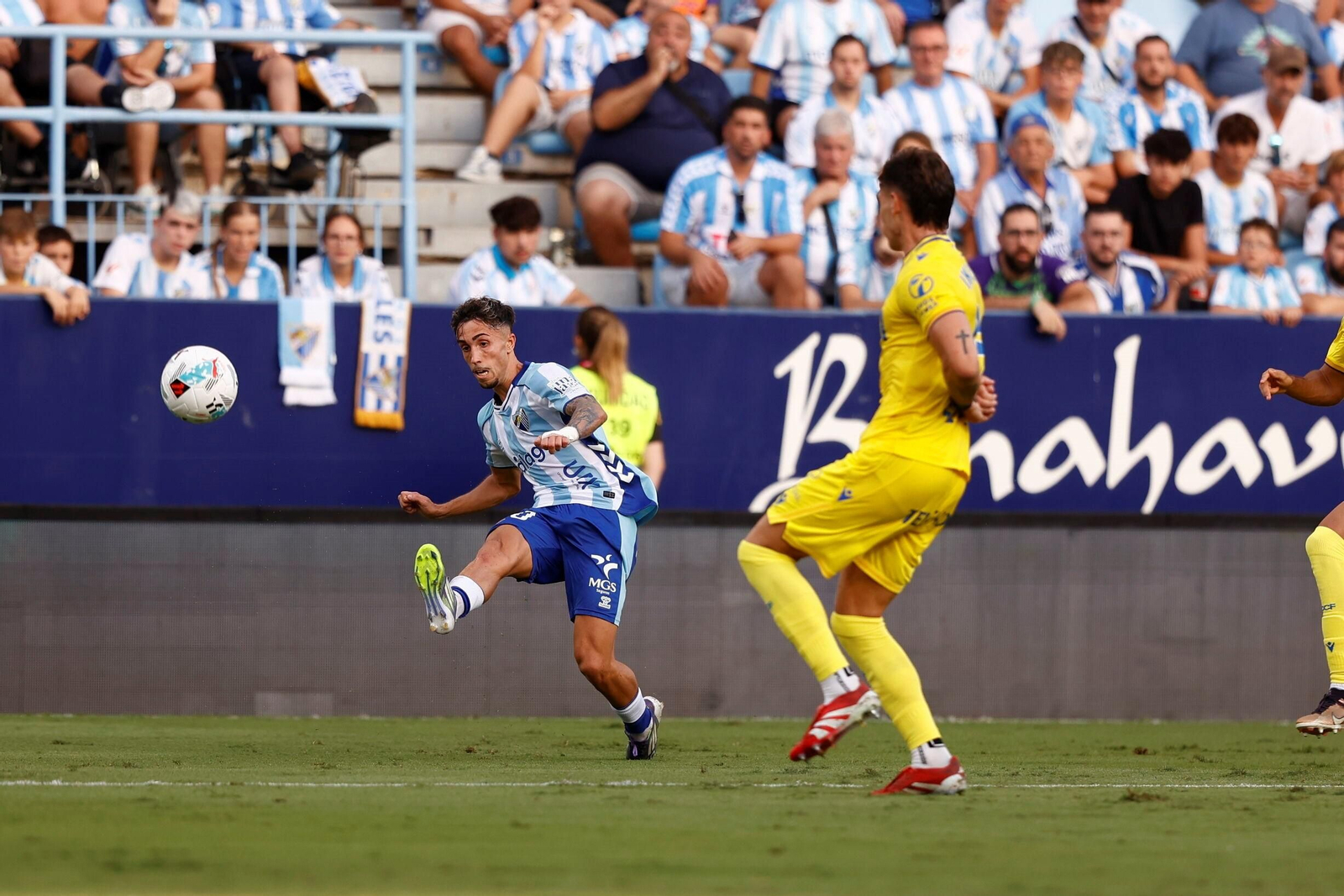 Una acción del partido Málaga-Cádiz.
