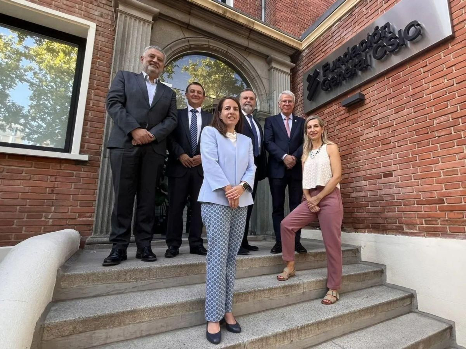 Representantes institucionales de ambas entidades tras la firma del convenio