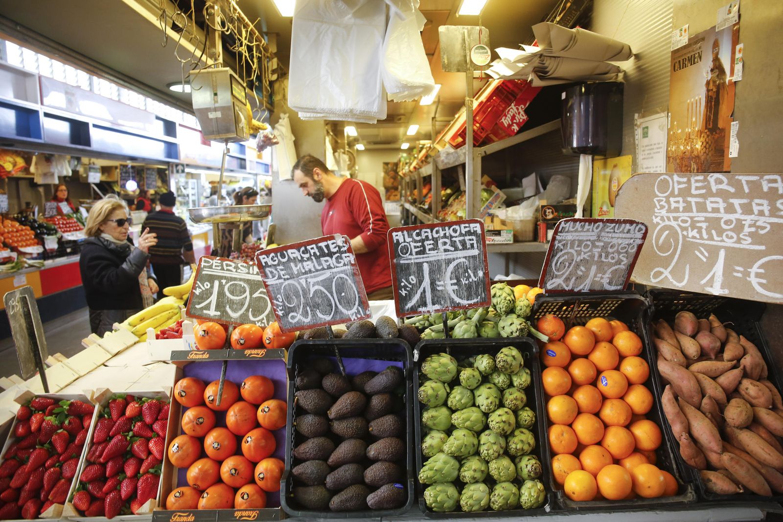 Un puesto de verduras y frutas en el mercado de las Atarazanas de Málaga.