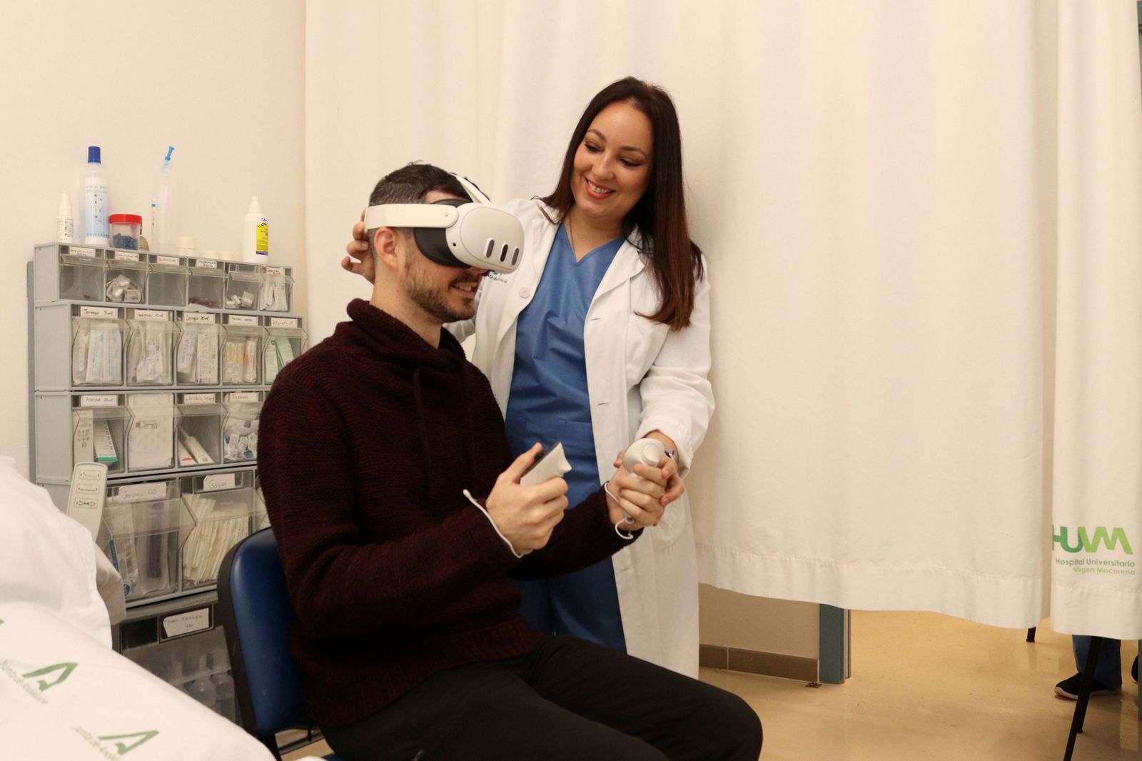 Una enfermera ayuda a un paciente  realizar un autosondaje mediante unas gafas de realidad virtual.
