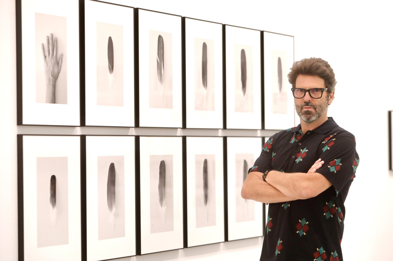 Juan del Junco, fotografiado el pasado jueves junto a su obra ‘2 manos y 10 plumas’.