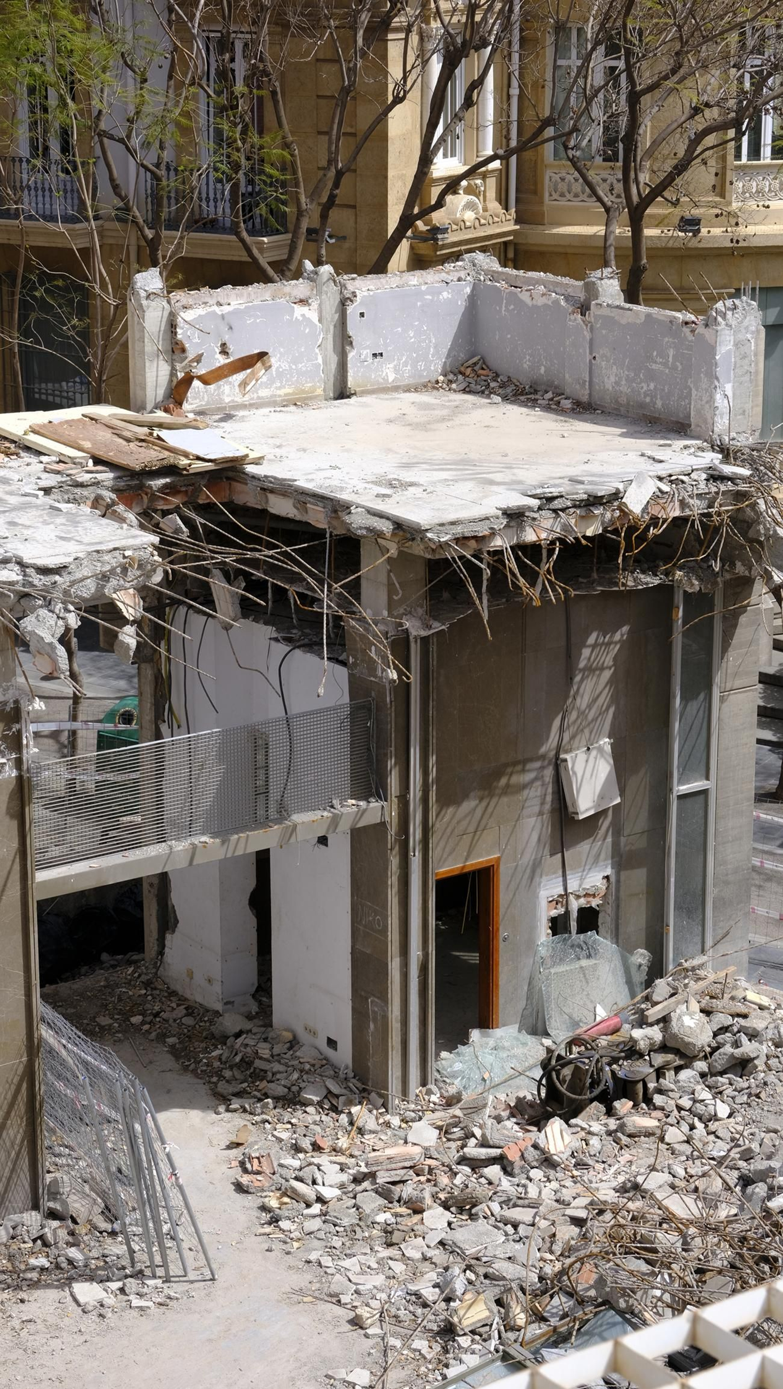 Las mejores imágenes del edificio de Correos demolido