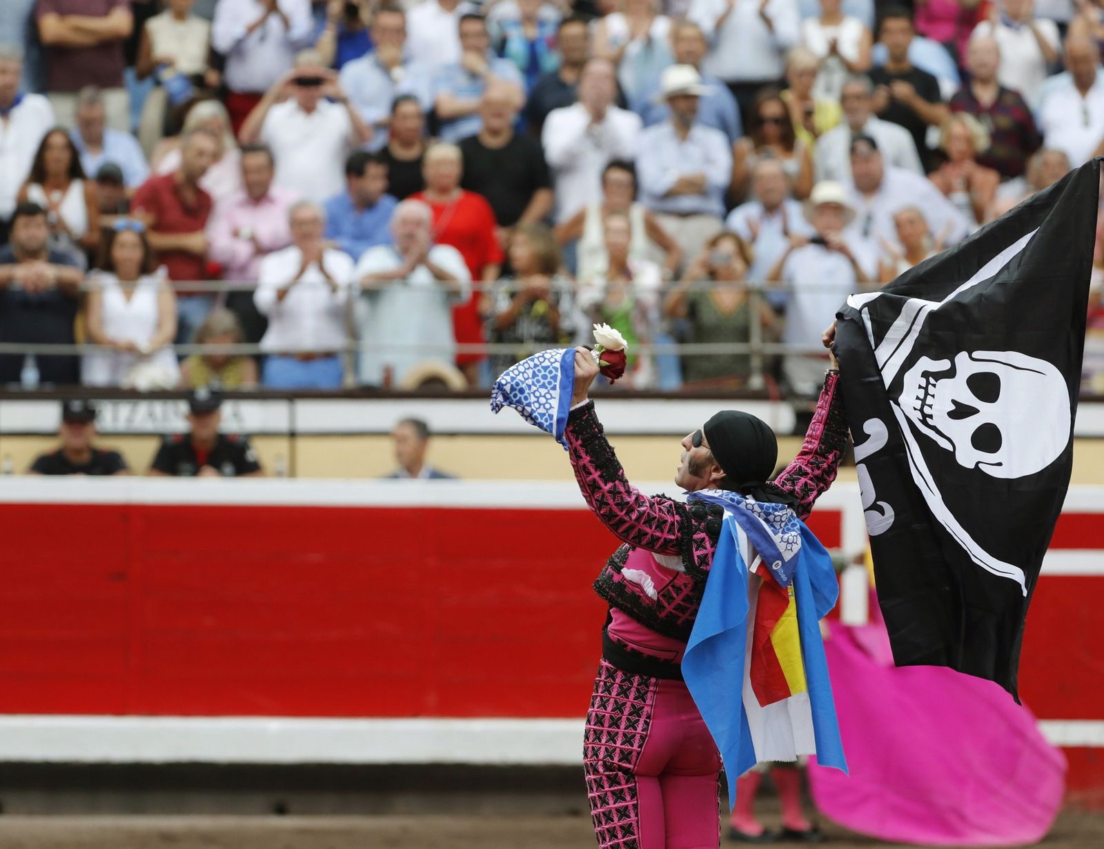 Juan José Padilla, en la vuelta al ruedo tras cortar una oreja del cuarto, el toro de su despedida de Bilbao.