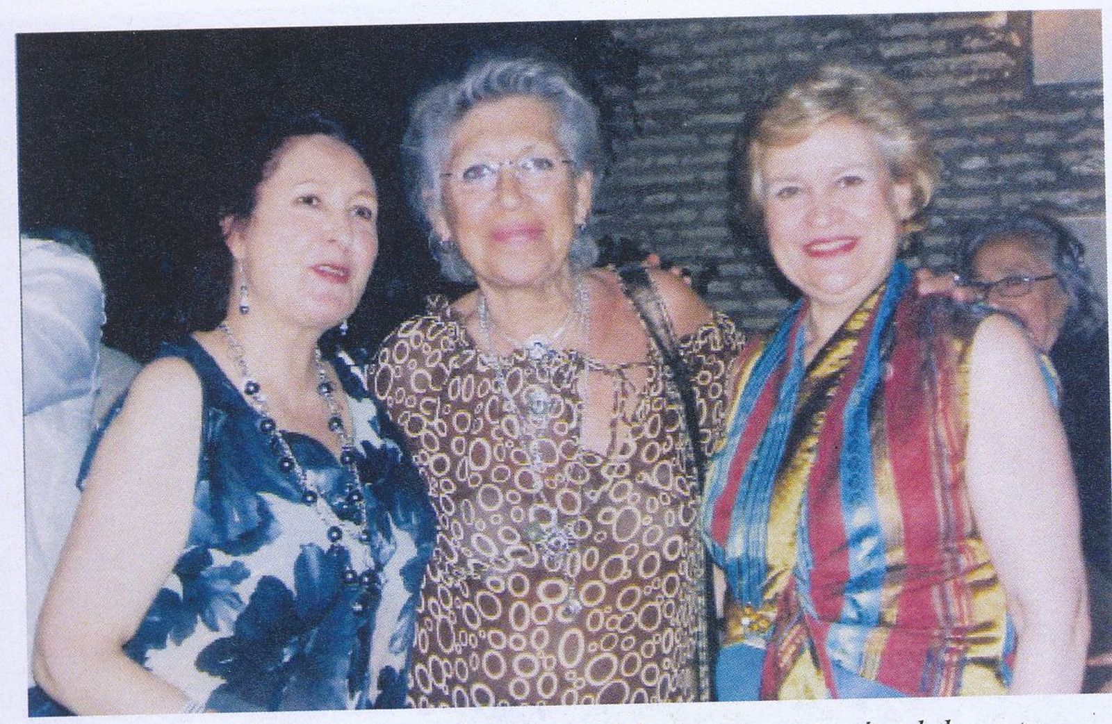 Luisa Valles, derecha, con Pilar Bardem y Gloria de Jesús en un encuentro en Sevilla.