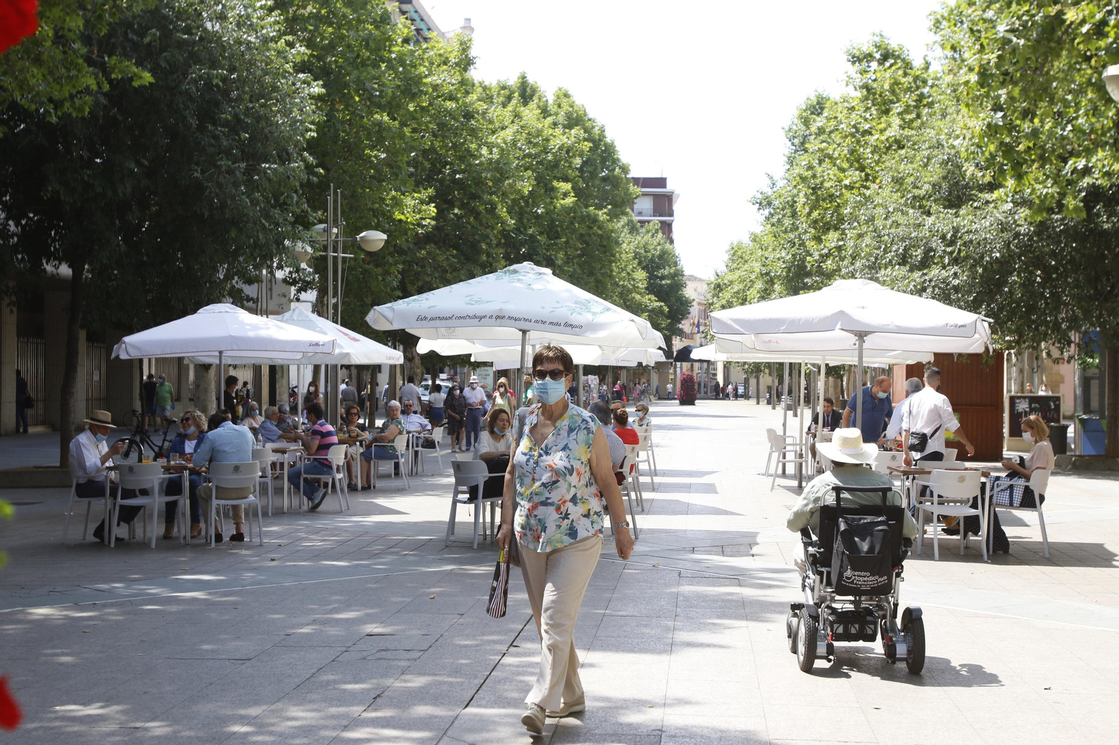 Varias personas sentadas en una terraza en el Bulevar de Gran Capitán de Córdoba.
