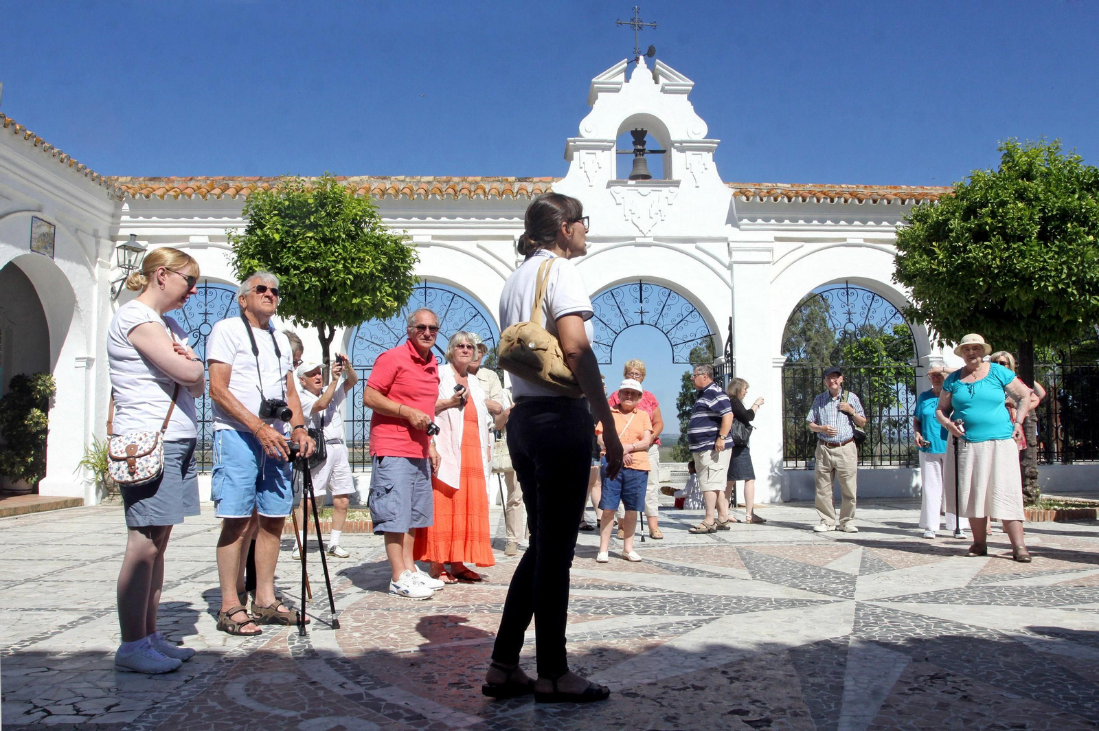 Un grupo de turistas visita el Santuario de la Cinta en la capital onubense.