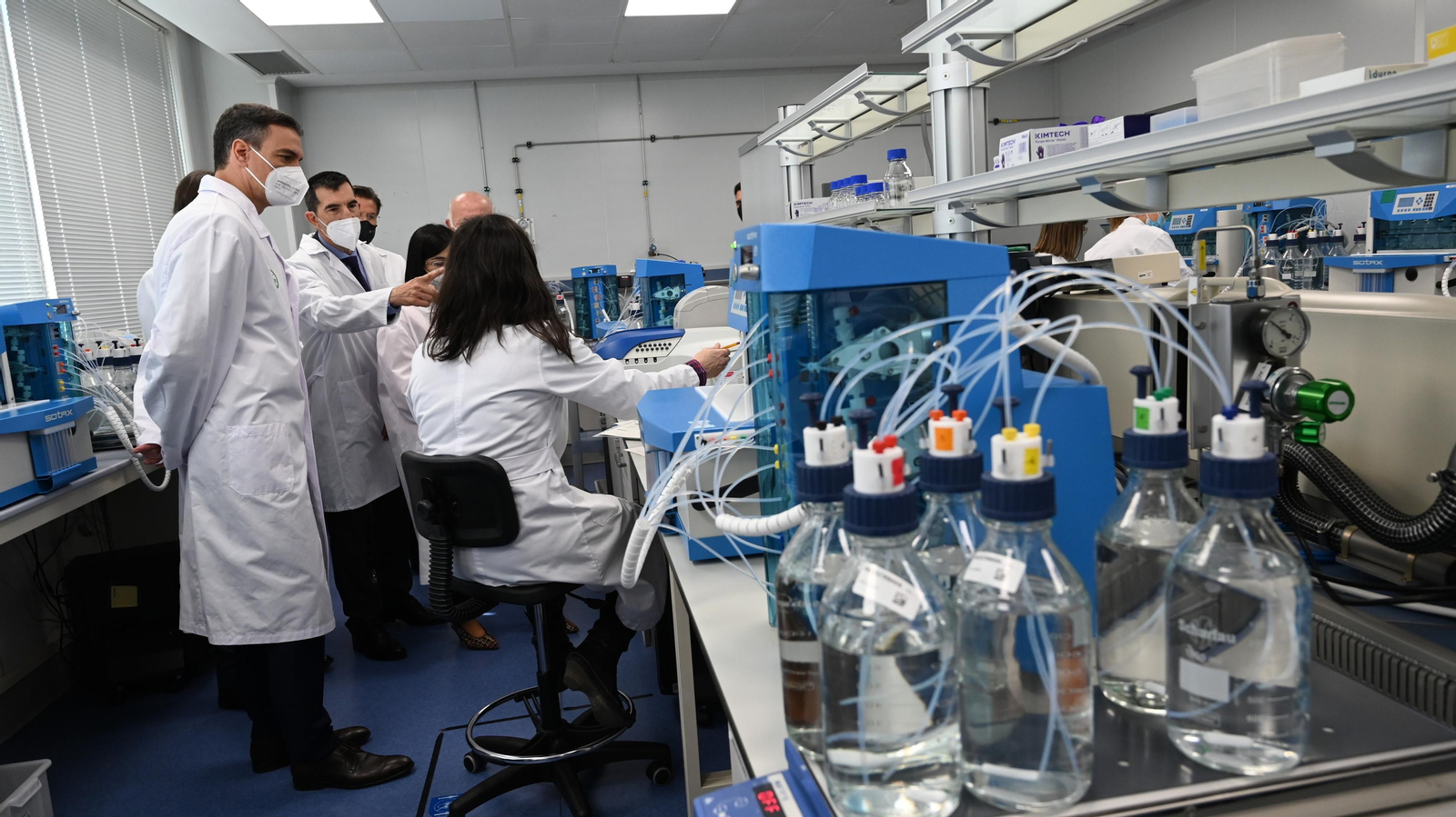 Fotos de la visita de Pedro Sánchez a los Laboratorios Rovi en el PTS de Granada