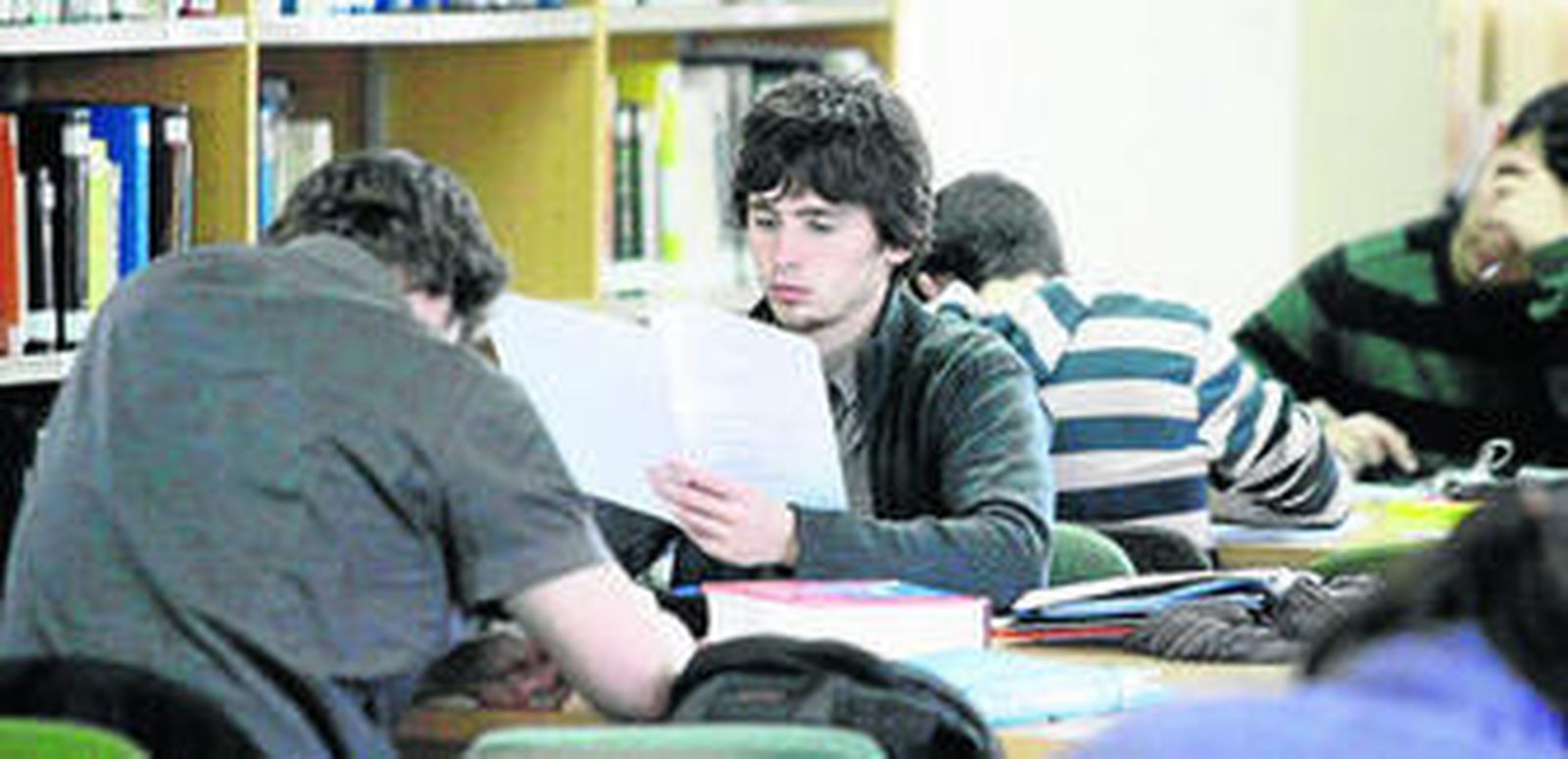 Alumnos de la UCO en la biblioteca de la Facultad de Medicina y Enfermería.