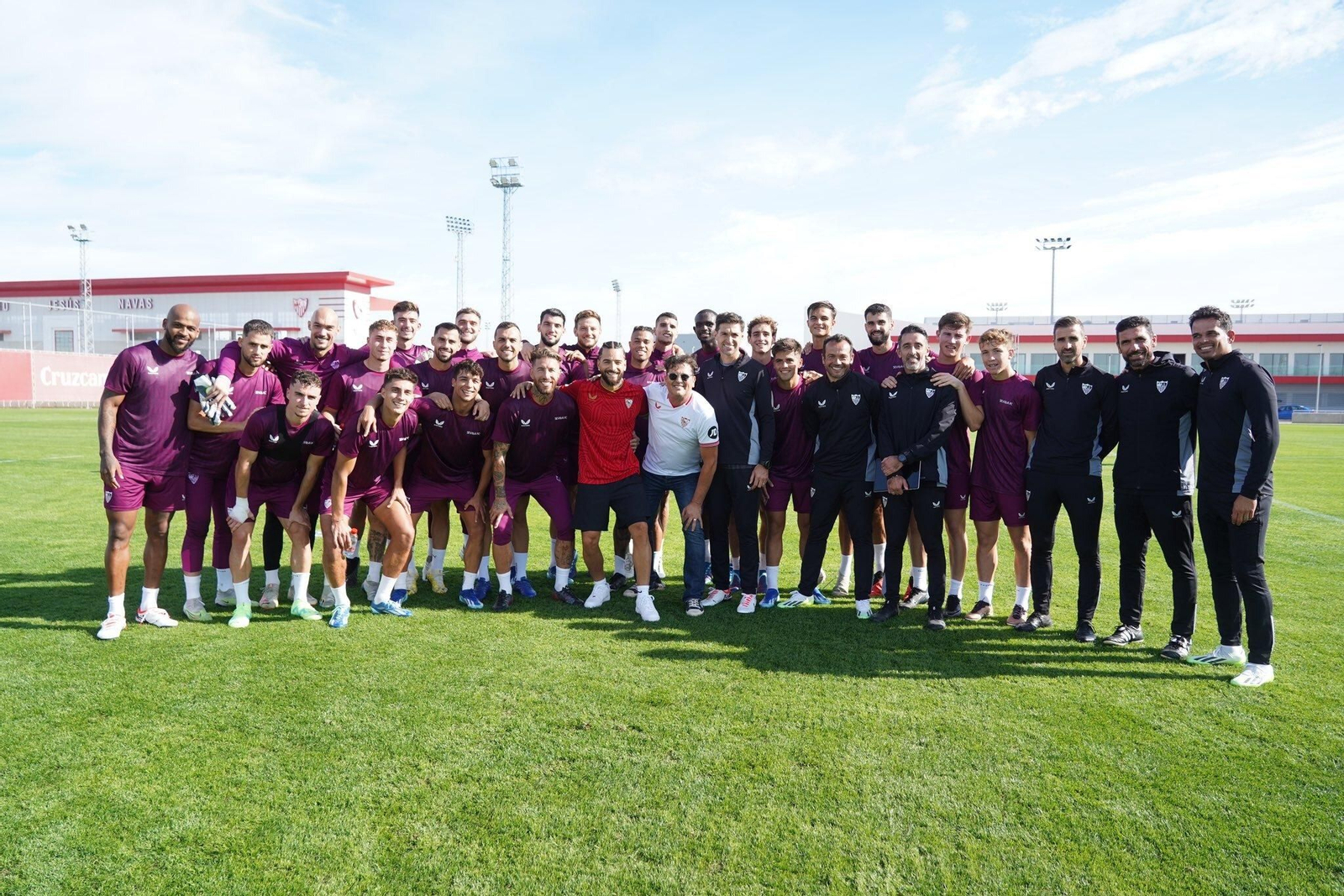 Maluma y Carlos Vives, en el centro, con la plantilla.