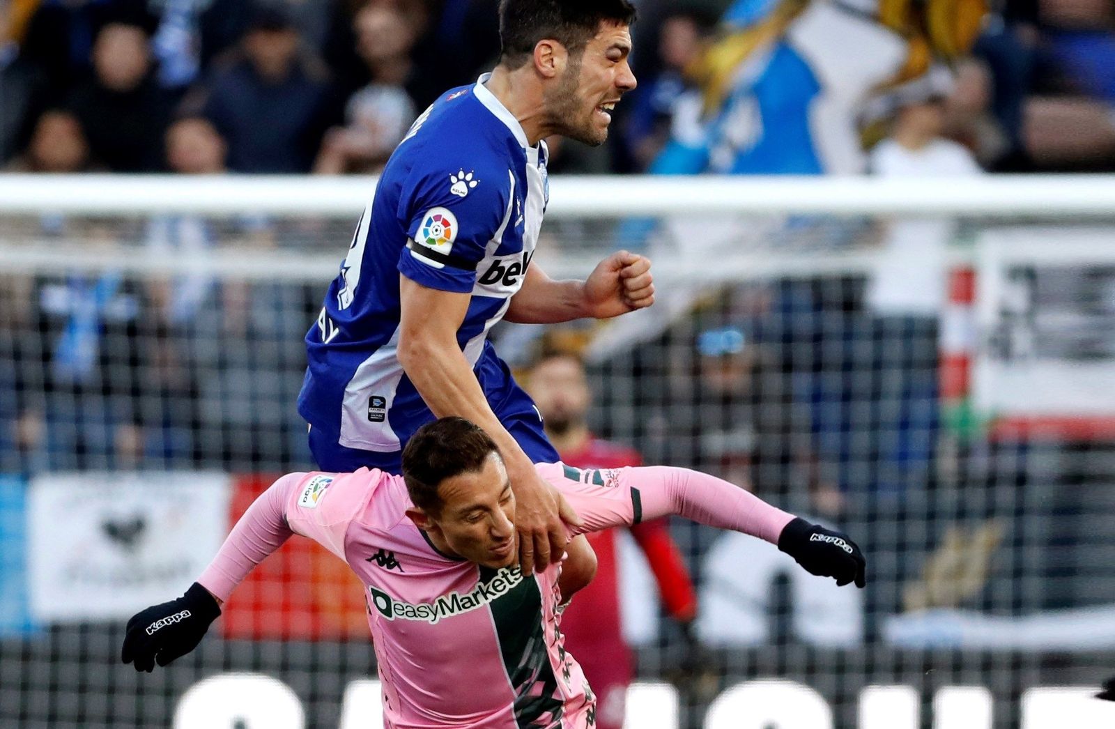 Guardado, en una pugna con el alavesista Manu García.