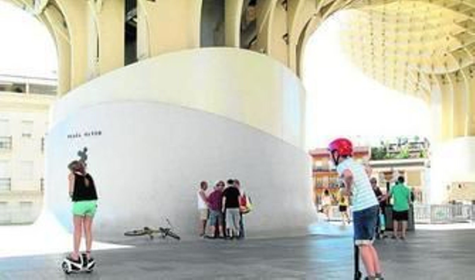 Dos jóvenes ruedan sobre la Plaza Mayor de las 'setas' de la Encarnación.