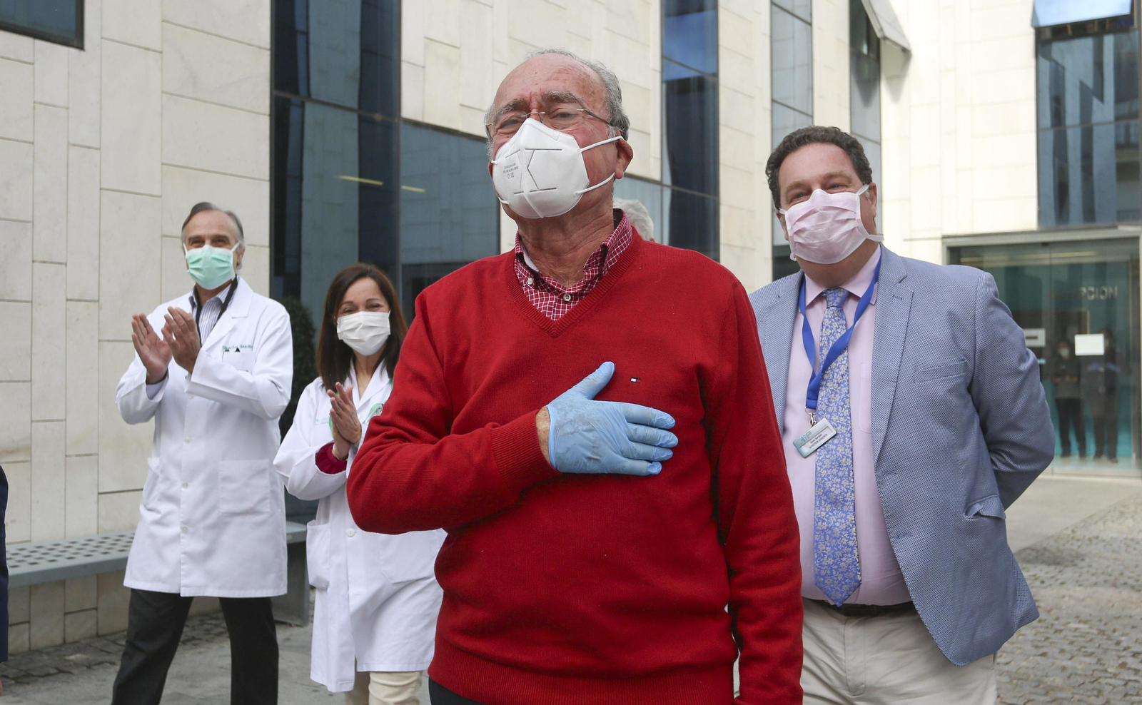 Las fotos del alcalde de Málaga a la salida del hospital junto al equipo médico