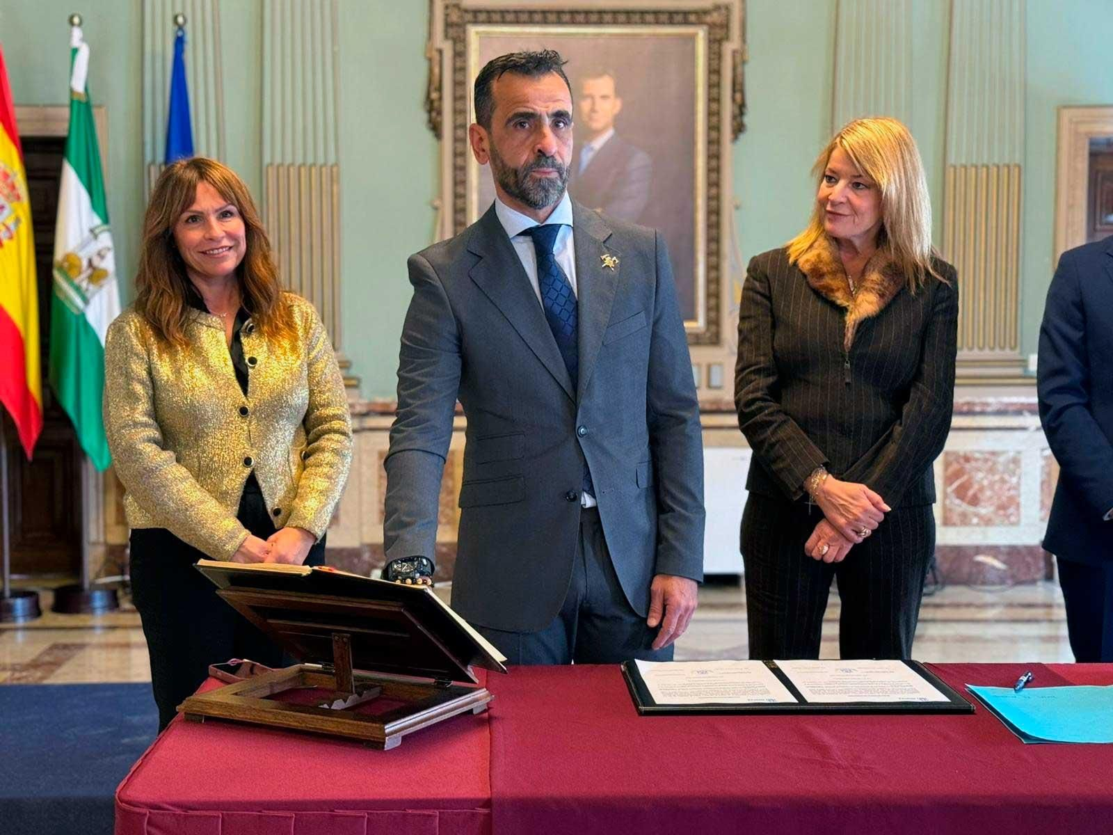 Manuel Romero junto a Pilar Miranda en su nombramiento como nuevo Jefe de Protección Civil de Huelva.