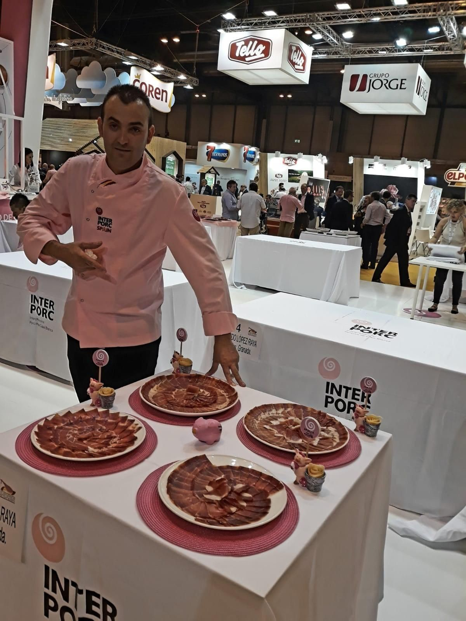 Un maestro en el arte de cortar ibéricos.