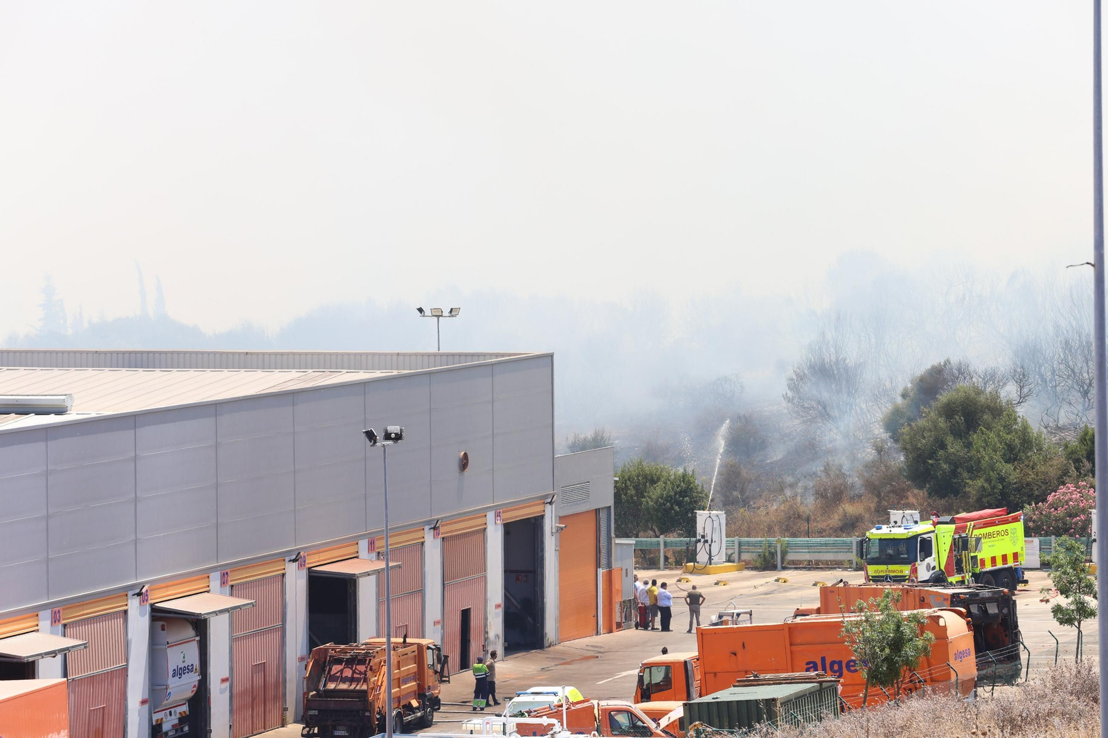 Las fotografías del incendio en el paraje de Botafuegos, en Algeciras