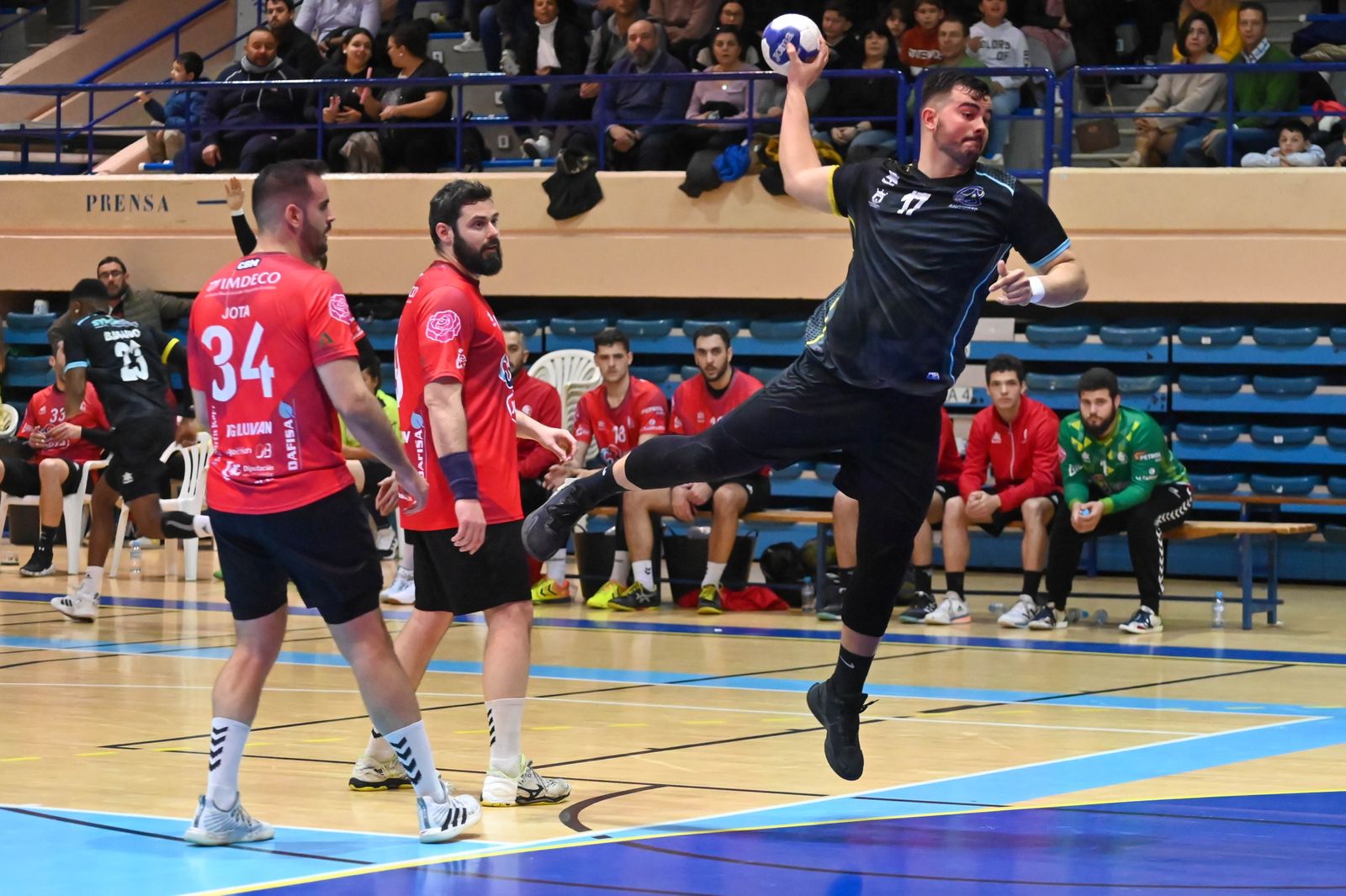 Pedro Saucedo se dispone a lanzar a puerta ante el Cajasur