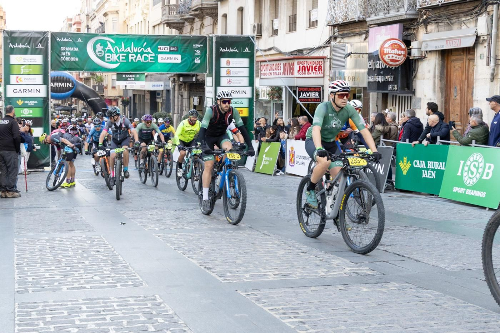En imágenes: la Andalucía Bike Race dice adiós a Jaén con una etapa marcada por Jabalcuz