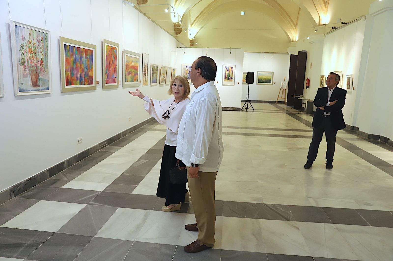Victoria Melero Pradas, mostrando sus obras a Francisco Zurita en los Claustros de Santo Domingo.
