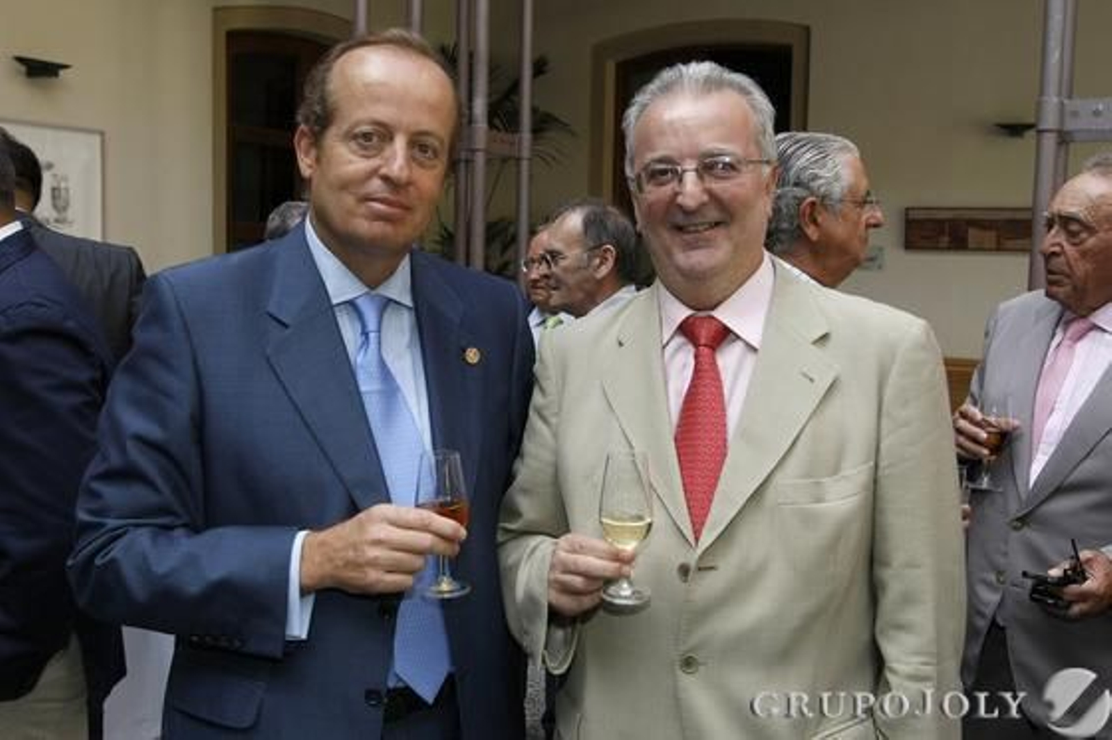 Marcos Camacho, decano del Colegio de Abogados de Jerez, con Antonio Fernández, presidente del Consejo Regulador del Jerez y la Manzanilla.

Foto: Julio Gonzalez-Joaquin Pino-Jose Braza